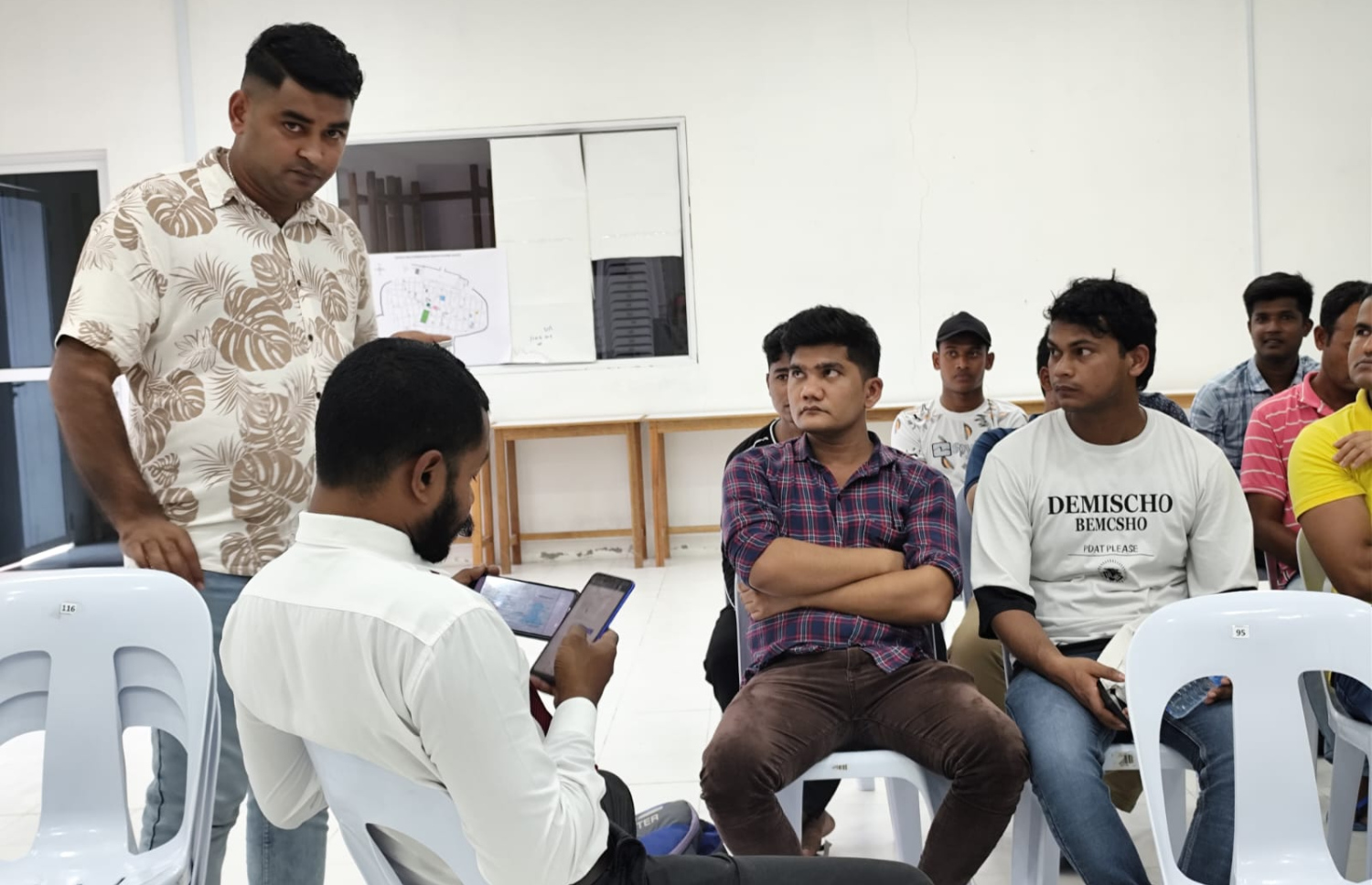 އިމިގްރޭޝަނަށް ފިލަން ރިސޯޓަކުން ރ. މަޑުއްވަރީއަށް ދިޔަ 60 ބިދޭސީންގެ ތެރެއިން ހޯދުނު 19 މީހުންނާ ކައުންސިލުން ސުވާލުކުރަނީ.-- ފޮޓޯ: ކައުންސިލް