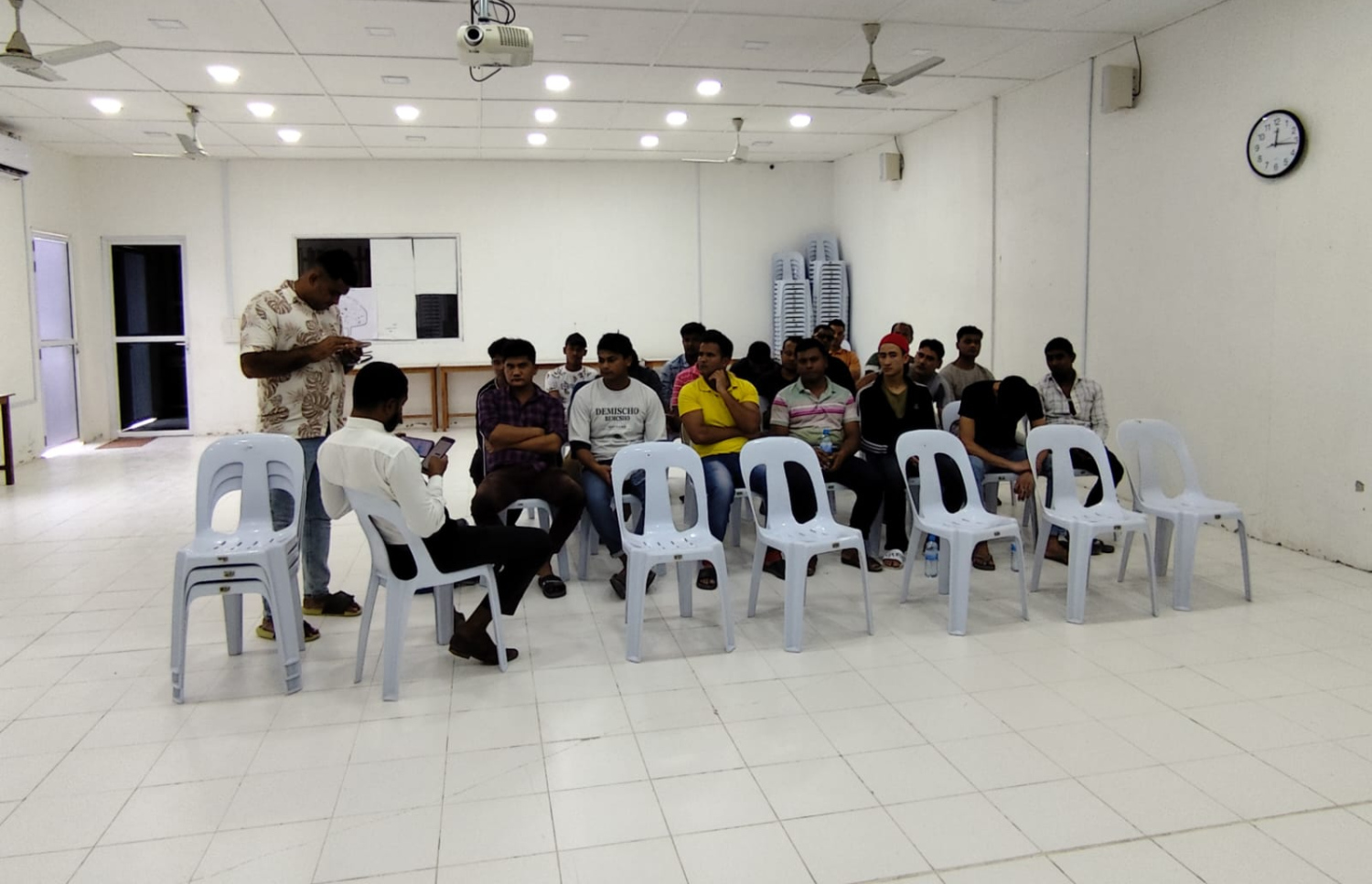 އިމިގްރޭޝަނަށް ފިލަން ރިސޯޓަކުން ރ. މަޑުއްވަރީއަށް ދިޔަ 60 ބިދޭސީންގެ ތެރެއިން ހޯދުނު 19 މީހުން: މި މީހުން އަނބުރާ ރިސޯޓަށް ވަނީ ފޮނުވާލާފައި. -- ފޮޓޯ | ކައުންސިލް