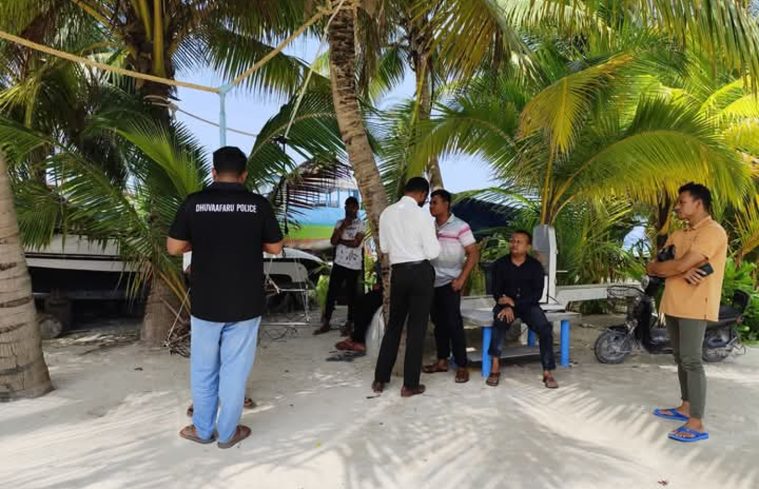 އިމިގްރޭޝަނަށް ފިލަން ރިސޯޓަކުން ރ. މަޑުއްވަރީއަށް ދިޔަ 60 ބިދޭސީންގެ ތެރެއިން ހޯދުނު 19 މީހުންނާ ކައުންސިލުން ސުވާލުކުރަނީ.-- ފޮޓޯ: ކައުންސިލް