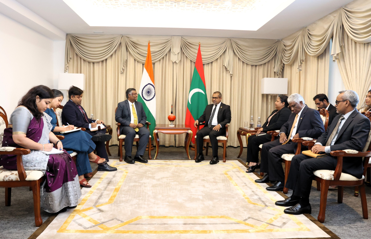 ރާއްޖެ އާއި އިންޑިއާގެ ގުޅުން އިތުރަށް ރަނގަޅުކުރަން އެ ގައުމުން ރާއްޖެއަށް ކަނޑައެޅި އާ ސަފީރު ޖީ ބަލަސުބްރަމަނިއަމް އާއި ފޮރިން މިނިސްޓަރު އަބްދުﷲ ހަލީލް މަޝްވަރާ ކުރައްވަނީ.-- ފޮޓޯ: ފޮރިން މިނިސްޓްރީ