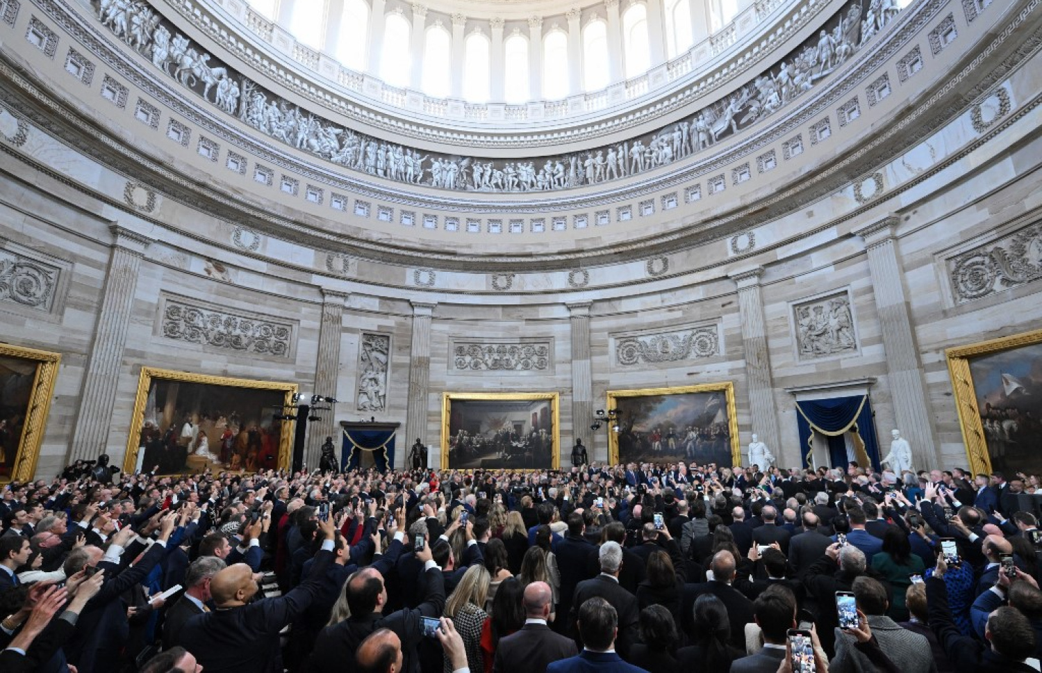 ޓްރަމްޕް ހުވާކުރެއްވުން. --ފޮޓޯ: އޭއެފްޕީ