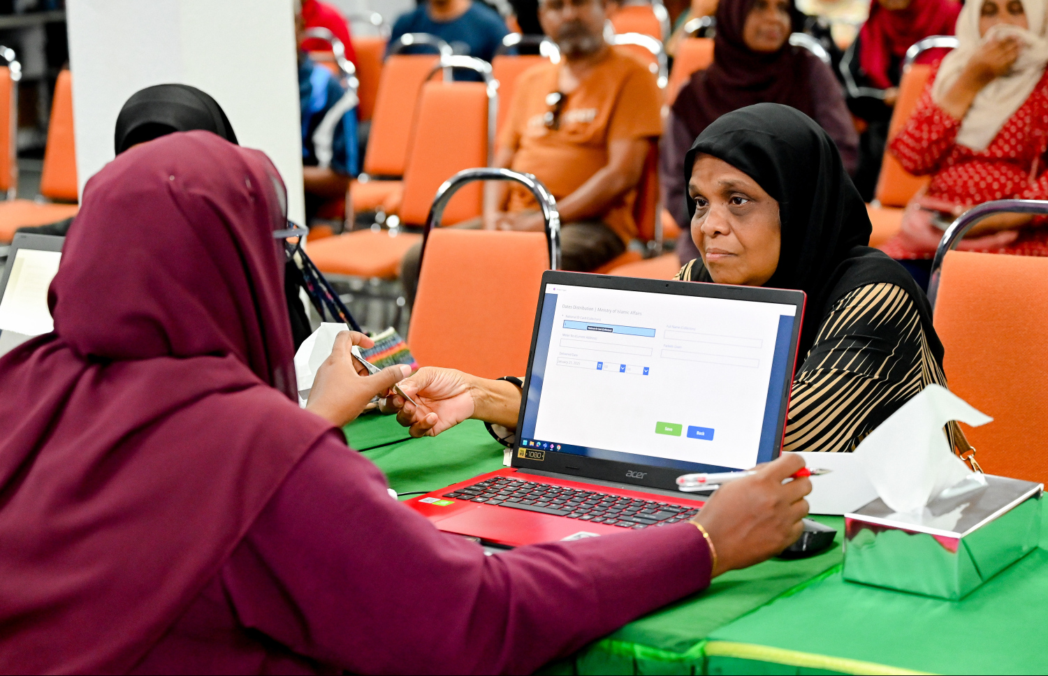 ސައުދީ އަރަބިއްޔާގެ ސަރުކާރުން ރާއްޖެ އަށް ހަދިޔާކުރި 50 ޓަނުގެ ކަދުރު ބަހަން ފެށުން. ރާއްޖެ އަށް މި ފަހަރު ލިބުނު ކަދުރުން ކޮންމެ 100 ގެއަކަށް ޖެހެނީ 25 ޕެކެޓް ކަދުރު.-- ފޮޓޯ: ނިޝާން އަލީ | މިހާރު