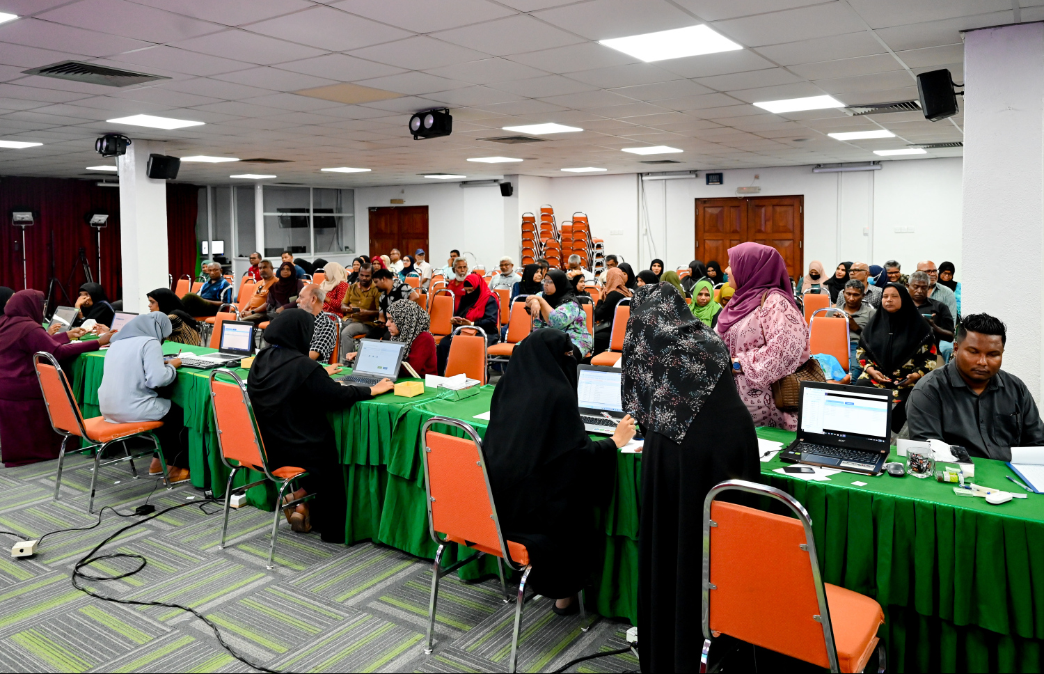 ސައުދީ އަރަބިއްޔާގެ ސަރުކާރުން ރާއްޖެ އަށް ހަދިޔާކުރި 50 ޓަނުގެ ކަދުރު ބަހަން ފެށުން. ރާއްޖެ އަށް މި ފަހަރު ލިބުނު ކަދުރުން ކޮންމެ 100 ގެއަކަށް ޖެހެނީ 25 ޕެކެޓް ކަދުރު.-- ފޮޓޯ: ނިޝާން އަލީ | މިހާރު