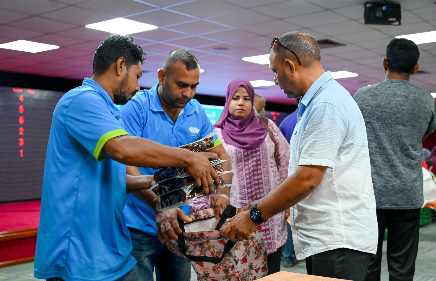 ސައުދީ އަރަބިއްޔާގެ ސަރުކާރުން ރާއްޖެ އަށް ހަދިޔާކުރި 50 ޓަނުގެ ކަދުރު އިސްލާމީ މަރުކަޒުގައި މިއަދު ބަހަނީ. ރާއްޖެ އަށް މި ފަހަރު ލިބުނު ކަދުރުން ކޮންމެ 100 ގެއަކަށް ޖެހެނީ 25 ޕެކެޓް ކަދުރު.-- ފޮޓޯ: ނިޝާން އަލީ | މިހާރު