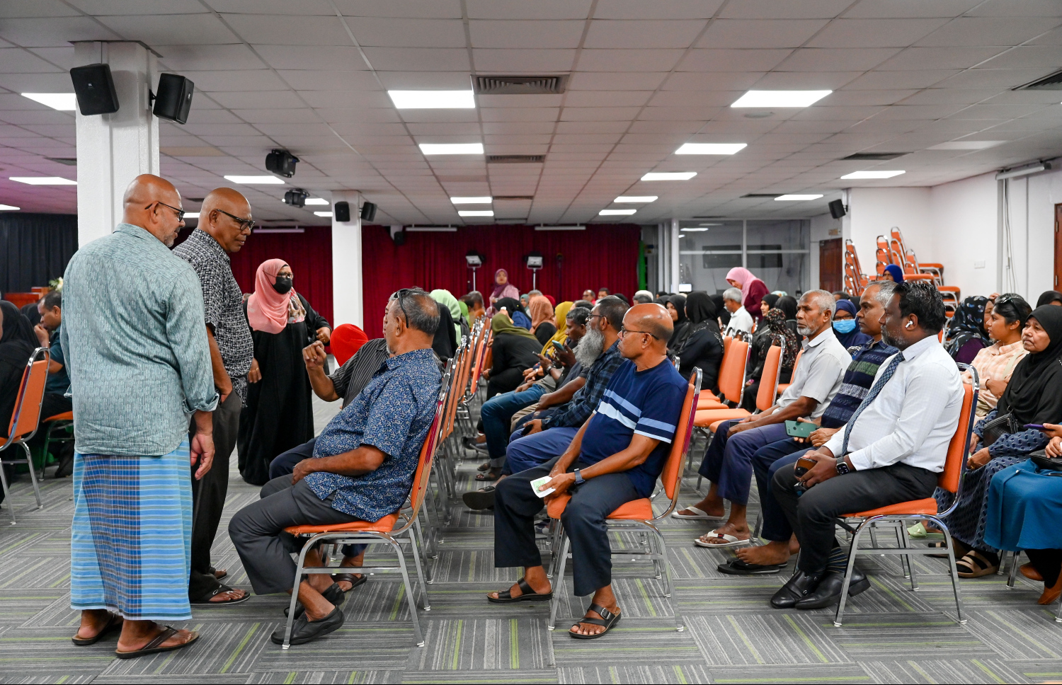 ސައުދީ އަރަބިއްޔާގެ ސަރުކާރުން ރާއްޖެ އަށް ހަދިޔާކުރި 50 ޓަނުގެ ކަދުރު ބަހަން ފެށުން. ރާއްޖެ އަށް މި ފަހަރު ލިބުނު ކަދުރުން ކޮންމެ 100 ގެއަކަށް ޖެހެނީ 25 ޕެކެޓް ކަދުރު.-- ފޮޓޯ: ނިޝާން އަލީ | މިހާރު