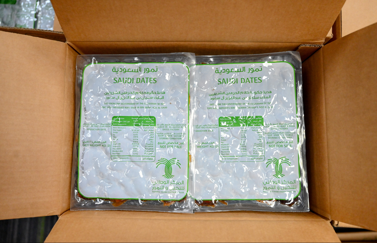 ސައުދީ އަރަބިއްޔާގެ ސަރުކާރުން ރާއްޖެ އަށް ހަދިޔާކުރި 50 ޓަނުގެ ކަދުރު ބަހަން ފެށުން. ރާއްޖެ އަށް މި ފަހަރު ލިބުނު ކަދުރުން ކޮންމެ 100 ގެއަކަށް ޖެހެނީ 25 ޕެކެޓް ކަދުރު.-- ފޮޓޯ: ނިޝާން އަލީ | މިހާރު