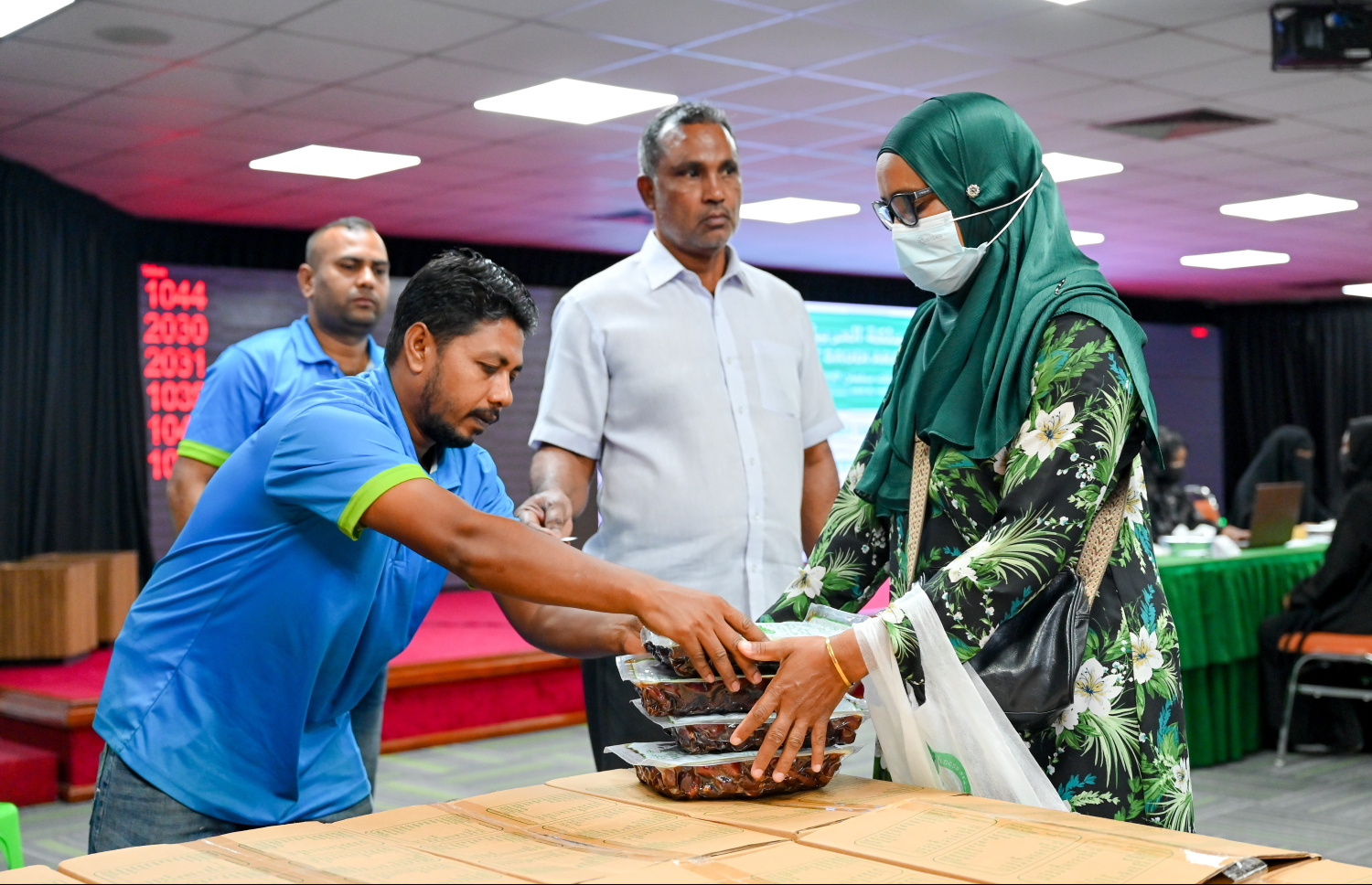 ސައުދީ އަރަބިއްޔާގެ ސަރުކާރުން ރާއްޖެ އަށް ހަދިޔާކުރި 50 ޓަނުގެ ކަދުރު އިސްލާމީ މަރުކަޒުގައި މިއަދު ބަހަނީ. ރާއްޖެ އަށް މި ފަހަރު ލިބުނު ކަދުރުން ކޮންމެ 100 ގެއަކަށް ޖެހެނީ 25 ޕެކެޓް ކަދުރު.-- ފޮޓޯ: ނިޝާން އަލީ | މިހާރު