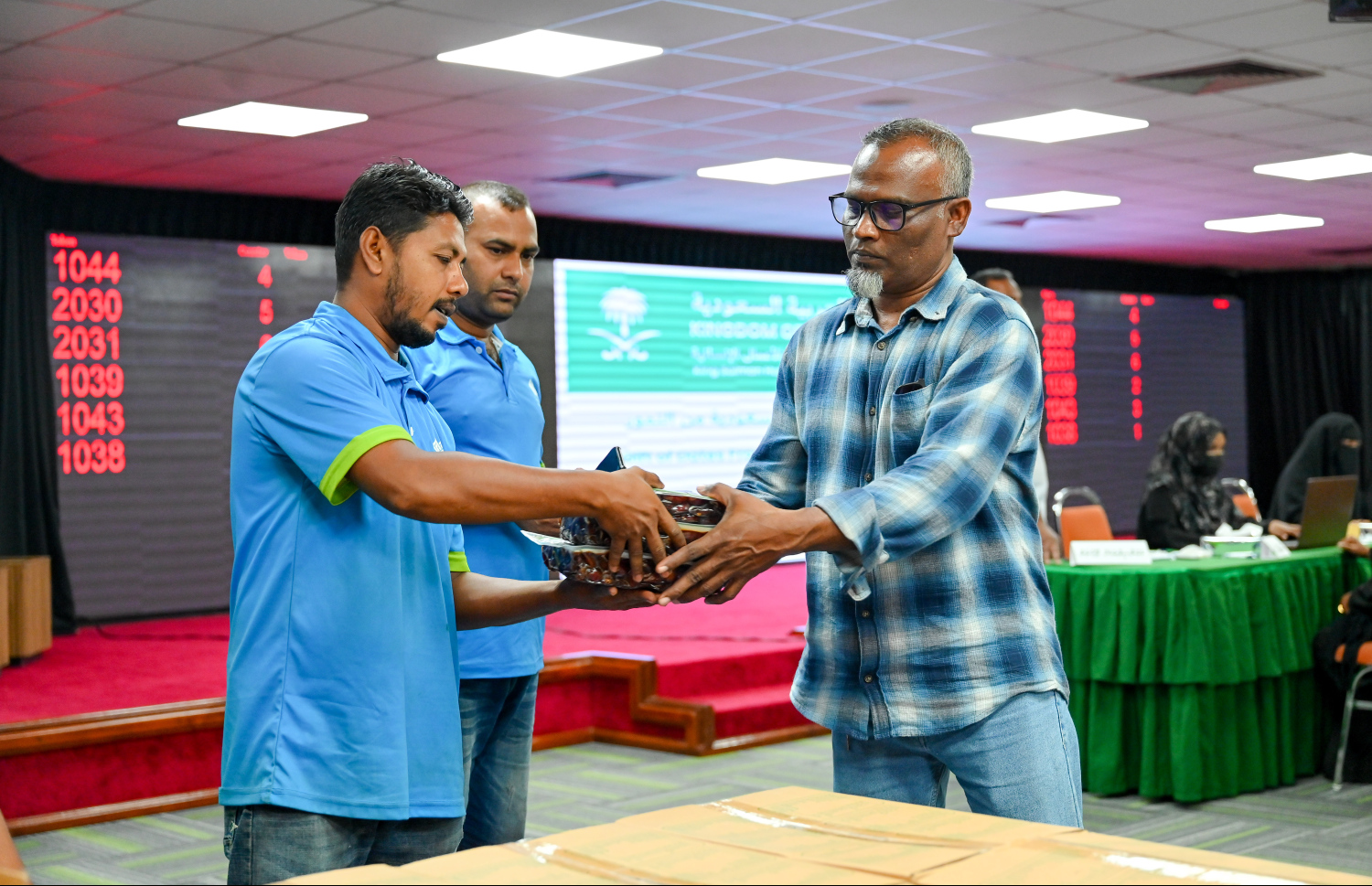 ސައުދީ އަރަބިއްޔާގެ ސަރުކާރުން ރާއްޖެ އަށް ހަދިޔާކުރި 50 ޓަނުގެ ކަދުރު ބަހަން ފެށުން. ރާއްޖެ އަށް މި ފަހަރު ލިބުނު ކަދުރުން ކޮންމެ 100 ގެއަކަށް ޖެހެނީ 25 ޕެކެޓް ކަދުރު.-- ފޮޓޯ: ނިޝާން އަލީ | މިހާރު