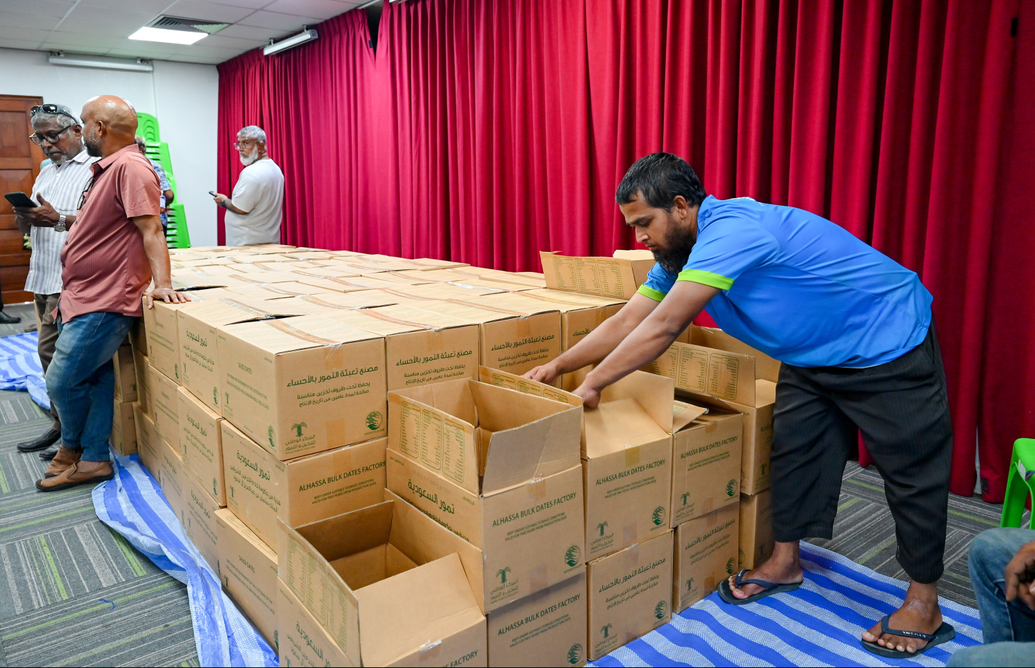 ސައުދީ އަރަބިއްޔާގެ ސަރުކާރުން ރާއްޖެ އަށް ހަދިޔާކުރި 50 ޓަނުގެ ކަދުރު ބަހަން ފެށުން. ރާއްޖެ އަށް މި ފަހަރު ލިބުނު ކަދުރުން ކޮންމެ 100 ގެއަކަށް ޖެހެނީ 25 ޕެކެޓް ކަދުރު.-- ފޮޓޯ: ނިޝާން އަލީ | މިހާރު