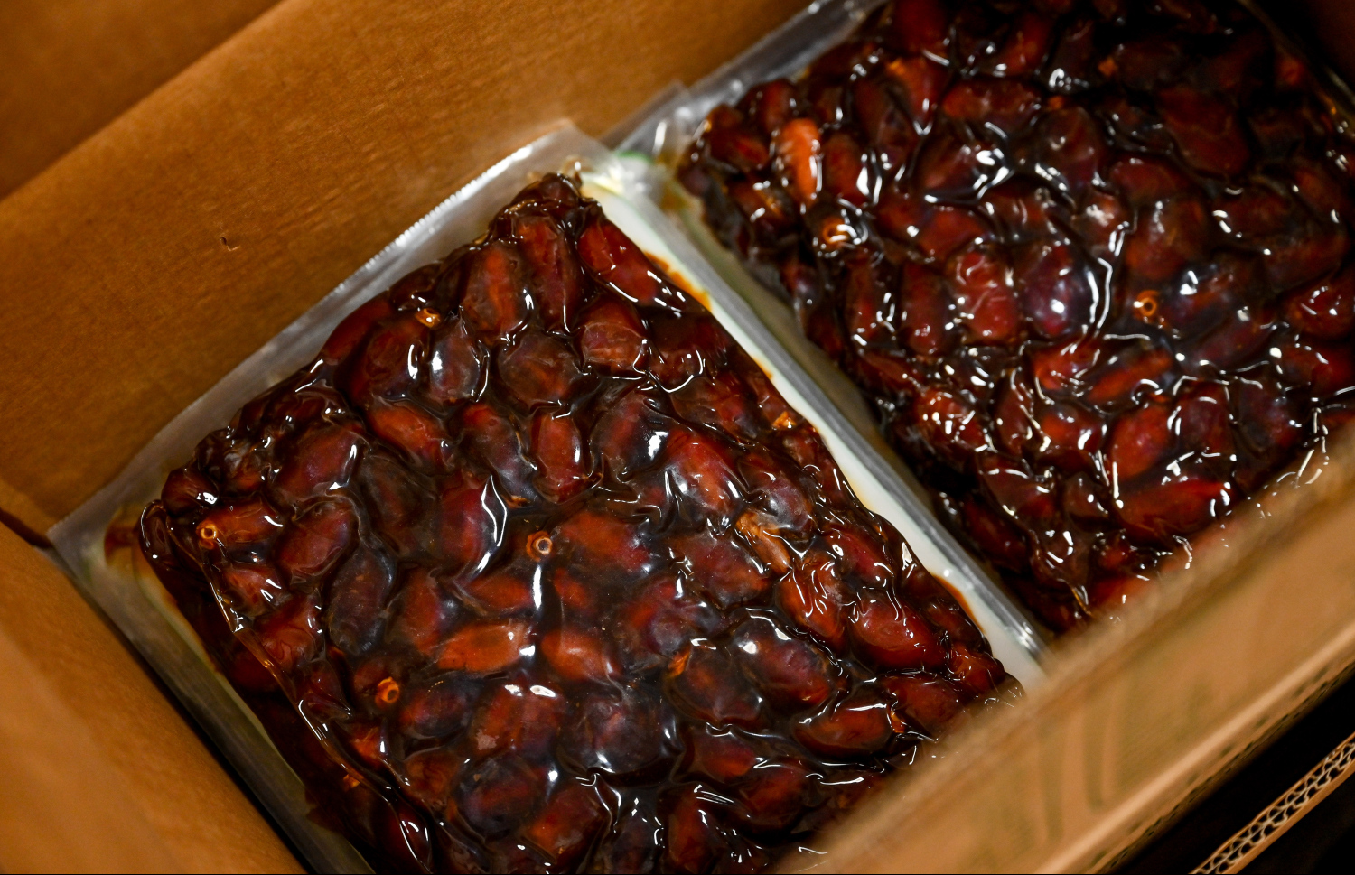 ސައުދީ އަރަބިއްޔާގެ ސަރުކާރުން ރާއްޖެ އަށް ހަދިޔާކުރި 50 ޓަނުގެ ކަދުރު ބަހަން ފެށުން. ރާއްޖެ އަށް މި ފަހަރު ލިބުނު ކަދުރުން ކޮންމެ 100 ގެއަކަށް ޖެހެނީ 25 ޕެކެޓް ކަދުރު.-- ފޮޓޯ: ނިޝާން އަލީ | މިހާރު