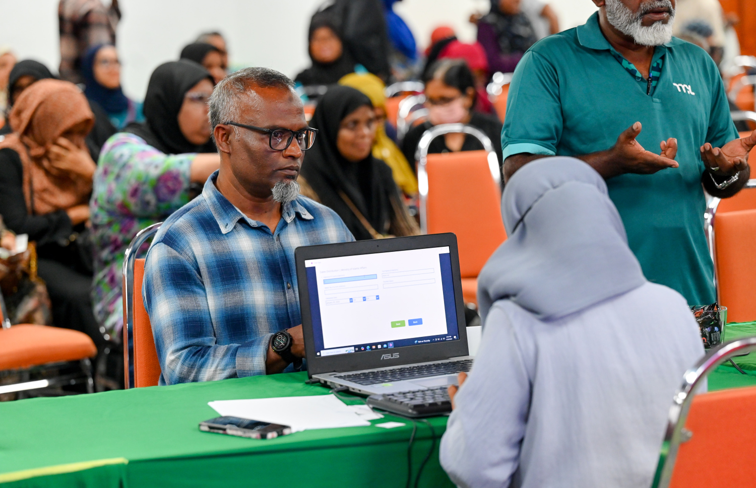 ސައުދީ އަރަބިއްޔާގެ ސަރުކާރުން ރާއްޖެ އަށް ހަދިޔާކުރި 50 ޓަނުގެ ކަދުރު ބަހަން ފެށުން. ރާއްޖެ އަށް މި ފަހަރު ލިބުނު ކަދުރުން ކޮންމެ 100 ގެއަކަށް ޖެހެނީ 25 ޕެކެޓް ކަދުރު.-- ފޮޓޯ: ނިޝާން އަލީ | މިހާރު