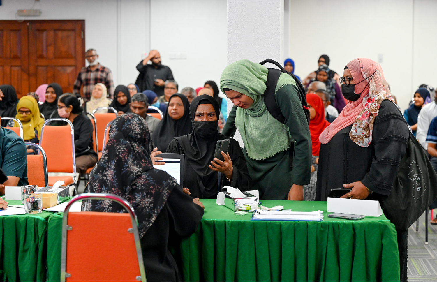 ސައުދީ އަރަބިއްޔާގެ ސަރުކާރުން ރާއްޖެ އަށް ހަދިޔާކުރި 50 ޓަނުގެ ކަދުރު ބަހަން ފެށުން. ރާއްޖެ އަށް މި ފަހަރު ލިބުނު ކަދުރުން ކޮންމެ 100 ގެއަކަށް ޖެހެނީ 25 ޕެކެޓް ކަދުރު.-- ފޮޓޯ: ނިޝާން އަލީ | މިހާރު