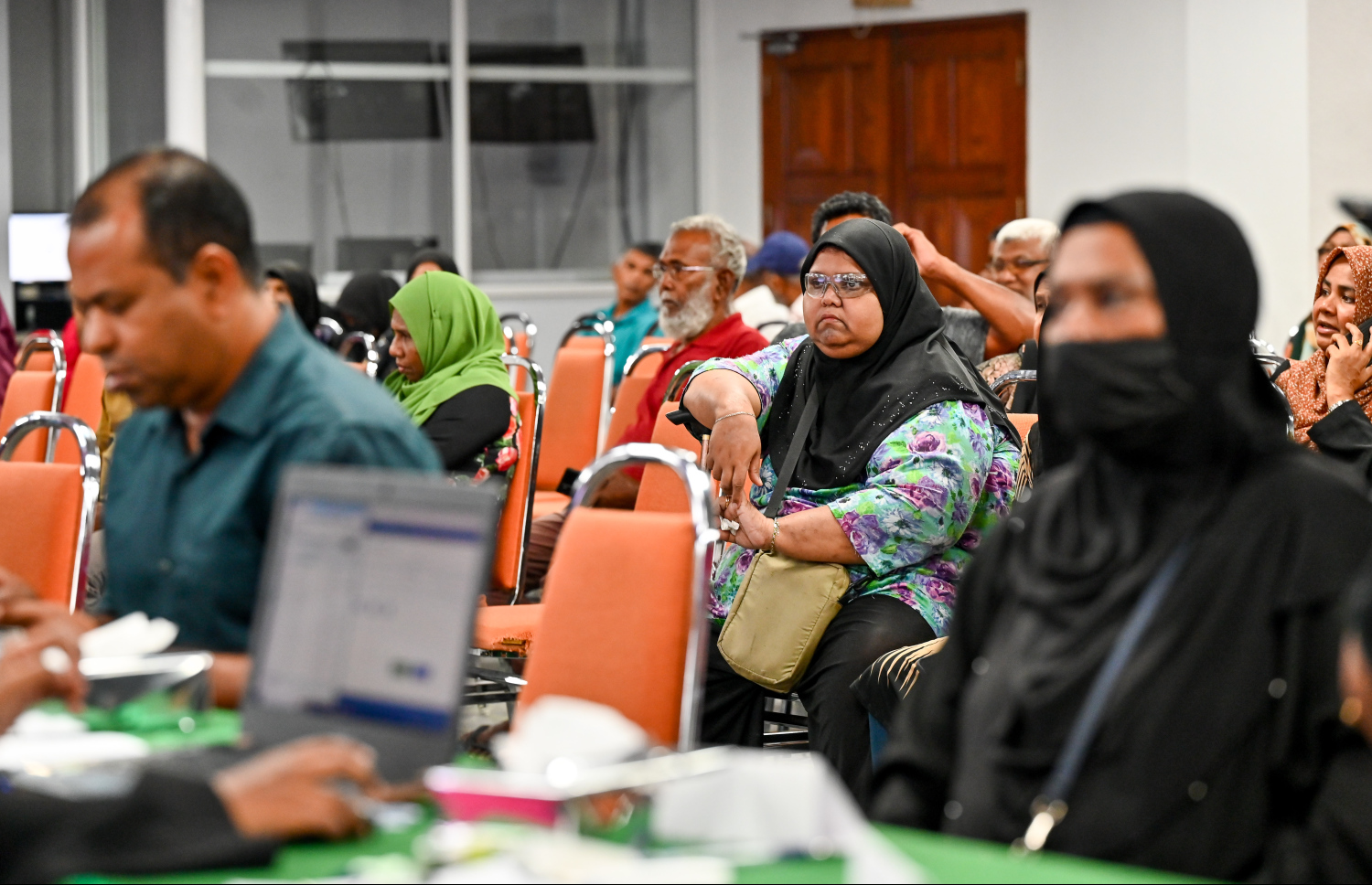 ސައުދީ އަރަބިއްޔާގެ ސަރުކާރުން ރާއްޖެ އަށް ހަދިޔާކުރި 50 ޓަނުގެ ކަދުރު ބަހަން ފެށުން. ރާއްޖެ އަށް މި ފަހަރު ލިބުނު ކަދުރުން ކޮންމެ 100 ގެއަކަށް ޖެހެނީ 25 ޕެކެޓް ކަދުރު.-- ފޮޓޯ: ނިޝާން އަލީ | މިހާރު