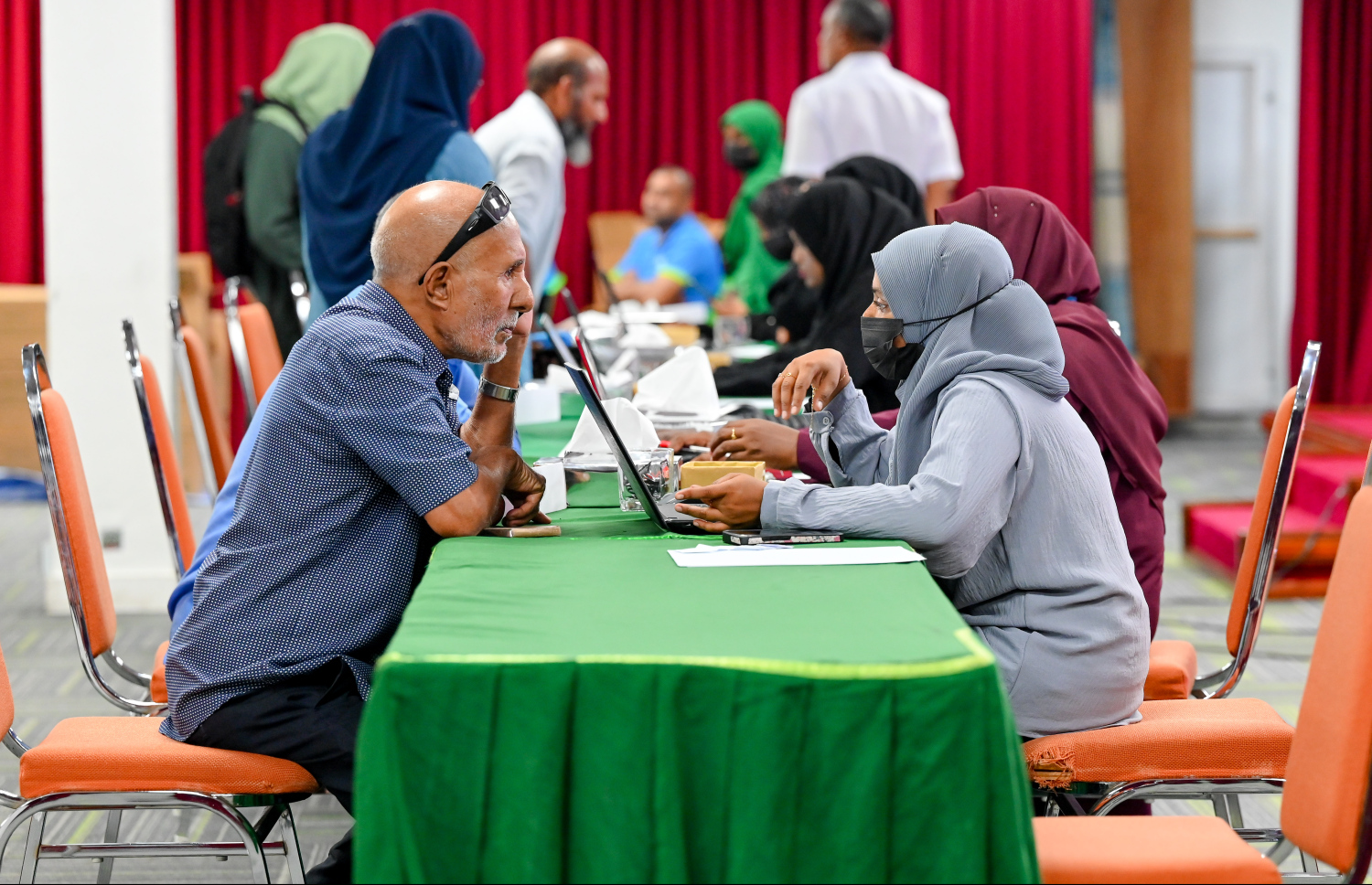 ސައުދީ އަރަބިއްޔާގެ ސަރުކާރުން ރާއްޖެ އަށް ހަދިޔާކުރި 50 ޓަނުގެ ކަދުރު ބަހަން ފެށުން. ރާއްޖެ އަށް މި ފަހަރު ލިބުނު ކަދުރުން ކޮންމެ 100 ގެއަކަށް ޖެހެނީ 25 ޕެކެޓް ކަދުރު.-- ފޮޓޯ: ނިޝާން އަލީ | މިހާރު