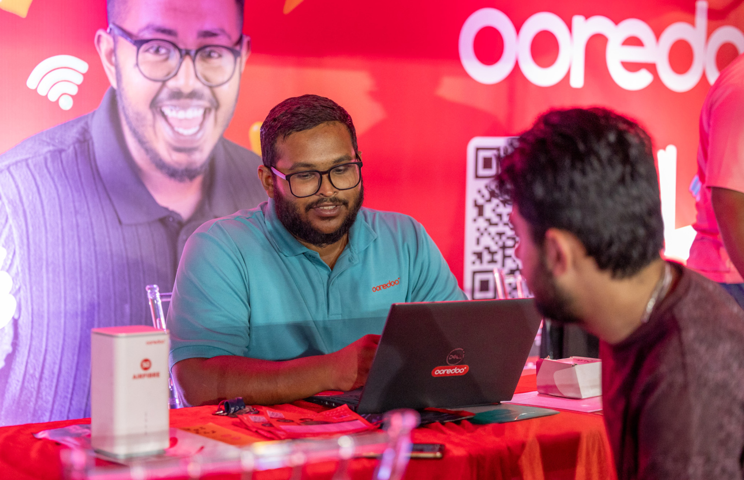 އުރީދޫ ޓެންޓުގައި ކަސްޓަމަރަކަށް ހިދުމަތް ދެނީ.