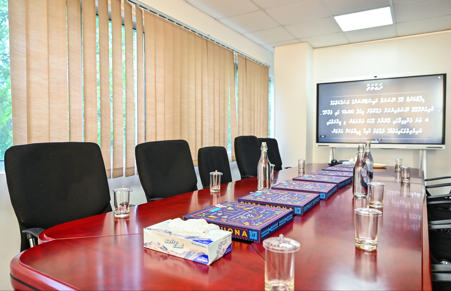 ނޫސްވެރިންގެ ބައްދަލުވުގައި މިއަދު ދައްކާލި މީޓިން ރޫމްގައި ޕިއްޒާ އަތުރާފައި.