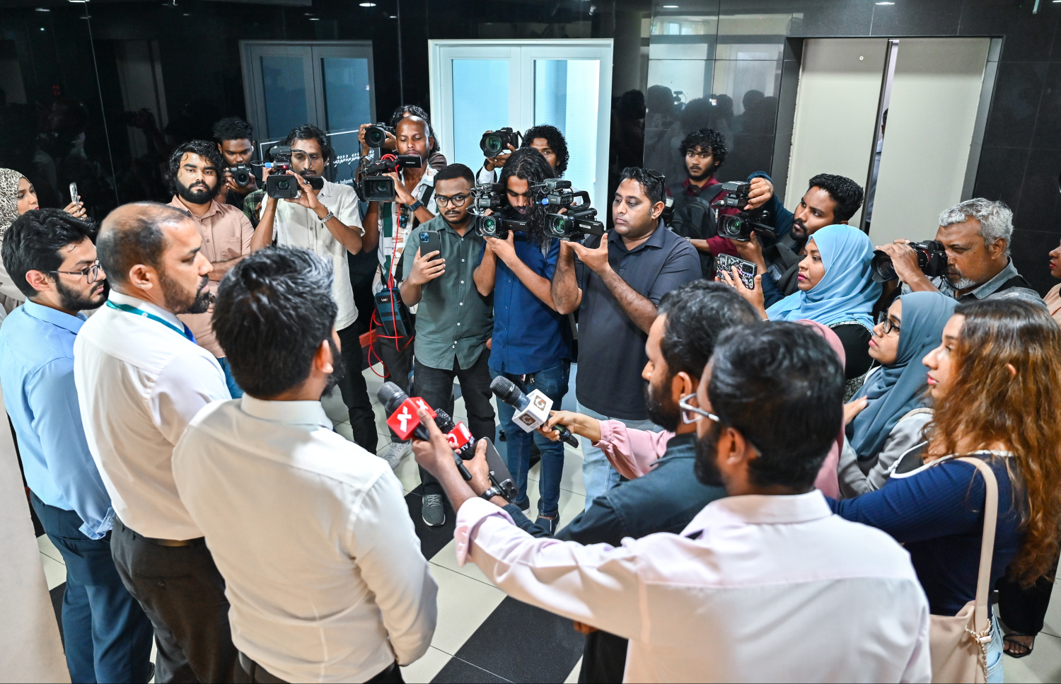 ޑީއެންއާރުން މިއަދު ބޭއްވި ނޫސްވެރިންގެ ބައްދަލުވުމުގައި ނޫސްވެރިން ސުވާލުކުރަނީ. -- ފޮޓޯ | ފަޔާޒް މޫސާ