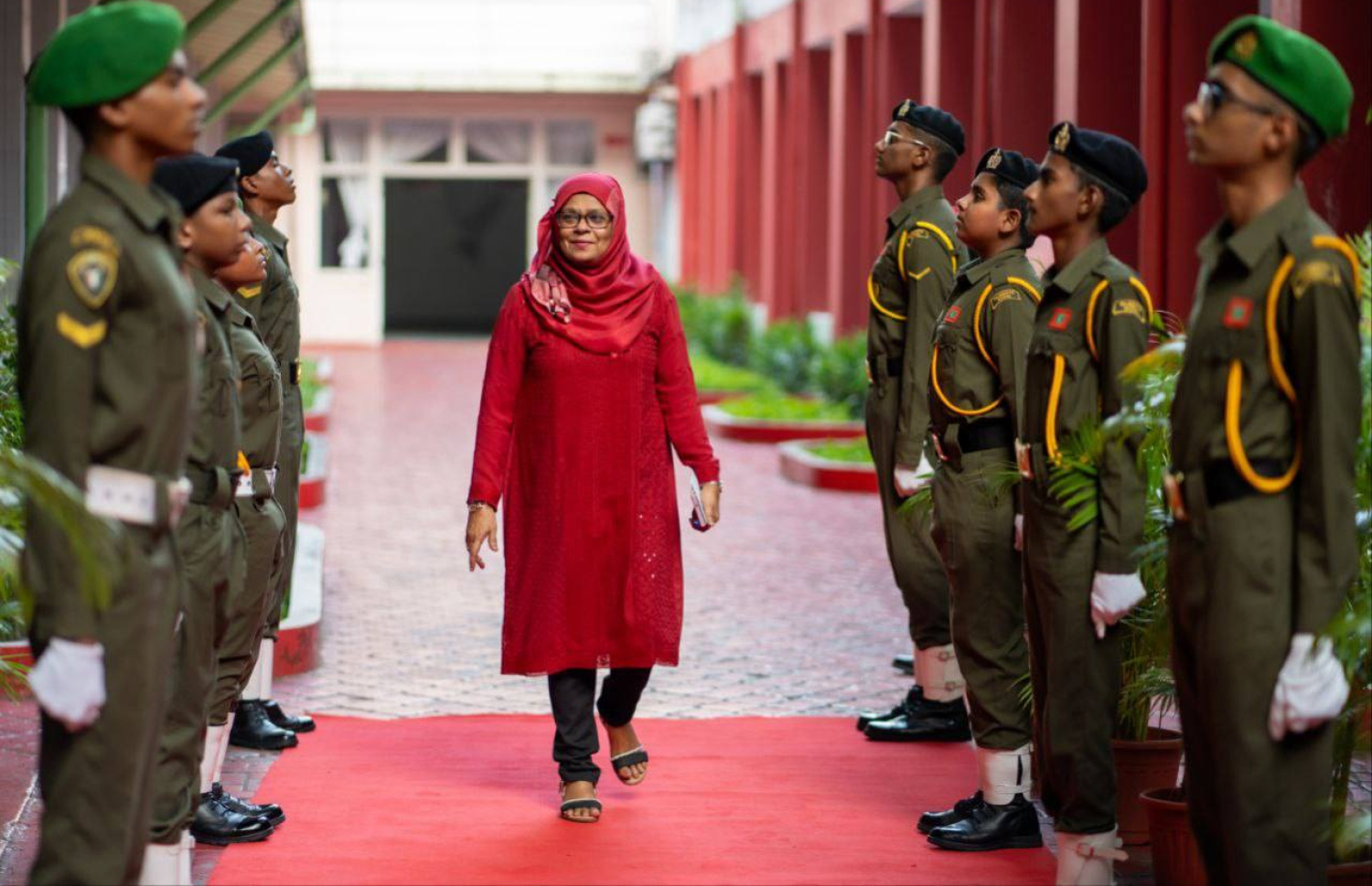 މަޖީދިއްޔާ ޕްރިންސިޕަލް އައިޝަތުގެ ރިޓަޔާ ކުރުމުން އެ ސްކޫލުން ދިން ފެއާވެލް ހަރަކާތުގެ ތެރެއިން --- ފޮޓޯ: މަޖީދިއްޔާ ސްކޫލް