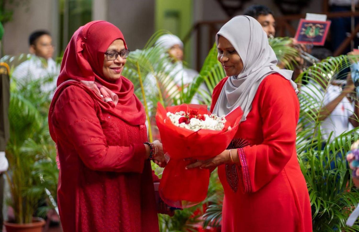 މަޖީދިއްޔާ ޕްރިންސިޕަލް އައިޝަތުގެ ރިޓަޔާ ކުރުމުން އެ ސްކޫލުން ދިން ފެއާވެލް ހަރަކާތުގައި ޓީޗަރެއް މާބޮނޑިއެއް ހަވާލުކުރަނީ --- ފޮޓޯ: މަޖީދިއްޔާ ސްކޫލް
