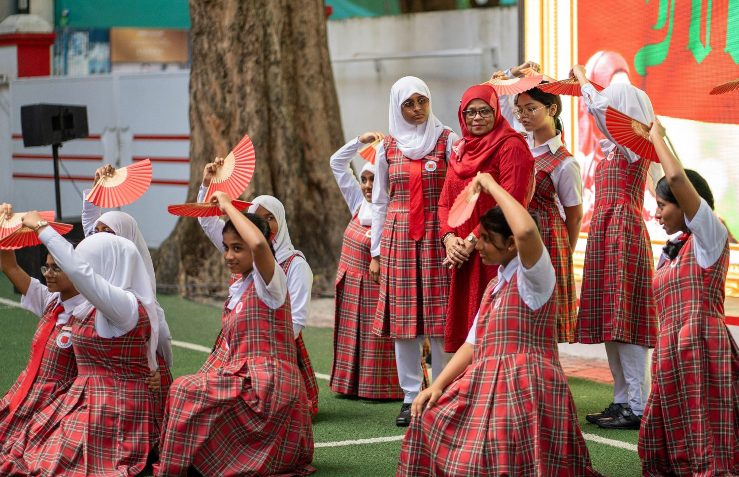 މަޖީދިއްޔާ ޕްރިންސިޕަލް އައިޝަތުގެ ރިޓަޔާ ކުރުމުން އެ ސްކޫލުން ދިން ފެއާވެލް ހަރަކާތް--- ފޮޓޯ: މަޖީދިއްޔާ ސްކޫލް