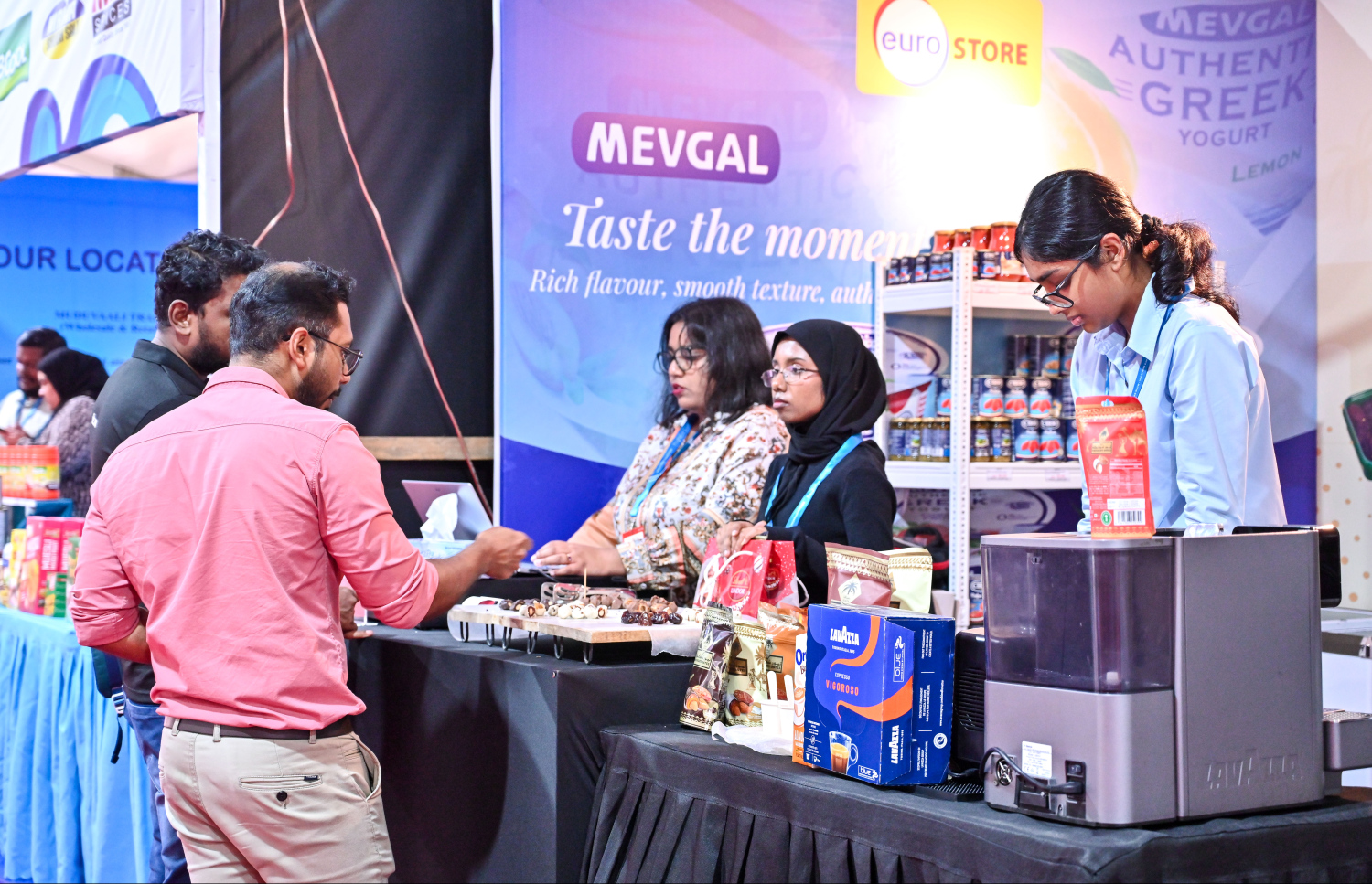 އެފްއެންޑްބީ ޝޯގައި ހުރި ޔޫރޯ ސްޓޯރުގެ ސްޓޯލް. -- ފޮޓޯ: ފަޔާޒް މޫސާ | މިހާރު