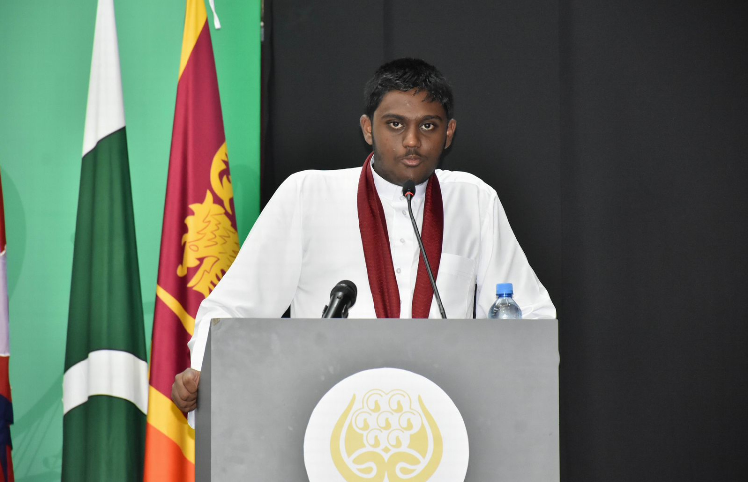 ސަމިޓުގައި ސްރީ ލަންކާ ތަމްސީލްކުރި ދަރިވަރު ވާހަކަ ދައްކަނީ.-- ފޮޓޯ: އަހުމަދިއްޔާ ސްކޫލު