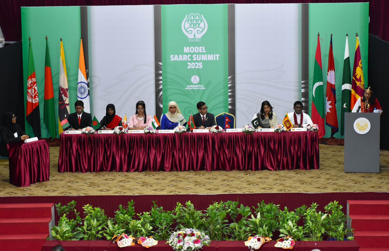 އަހުމަދިއްޔާ ސްކޫލްގައި ބޭއްވި ސާކް ސަމިޓުގައި ދަރިވަރުން ސަރަހައްދީ ގައުމުތައް ތަމްސީލްކުރަނީ. -- ފޮޓޯ | އަހްމަދިއްޔާ ސްކޫލް