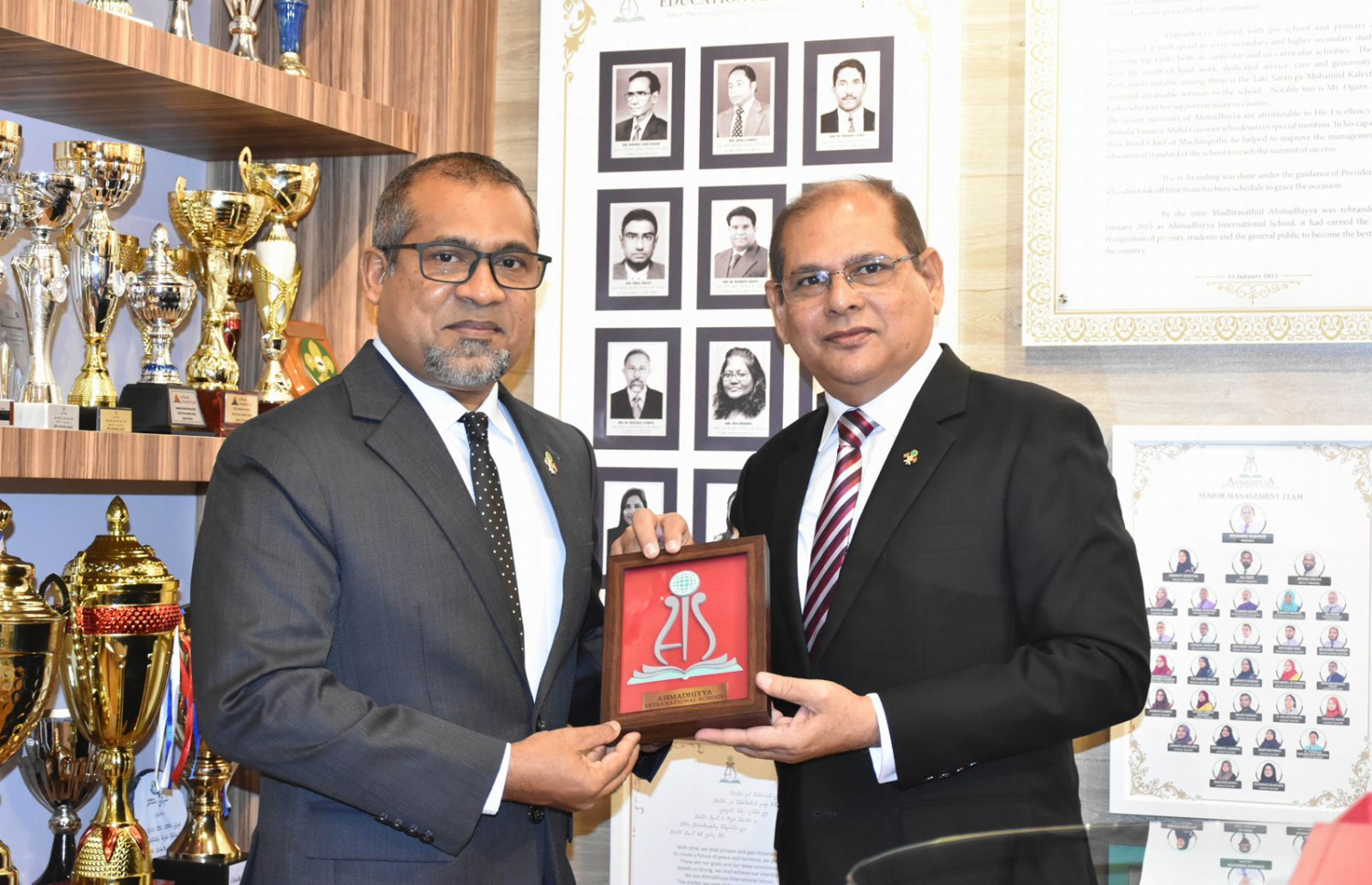 އަހުމަދިއްޔާ ދަރިވަރުން ބޭއްވި މޮޑެލް ސާކްސަމިޓްގެ ތެރެއިން: އެ ރަސްމިއްޔާތުގެ ޝަރަފްވެރި މެހެމާން ފޮރިން މިނިސްޓަރު އަބްދުﷲ ހަލީލަށް އެ ސްކޫލުގެ ޕްރިންސިޕަލް އަހުމަދު ރަޝީދު، ހަނދާނީ ފިލައެއް އަރުވަނީ .-- ފޮޓޯ: އަހުމަދިއްޔާ ސްކޫލު