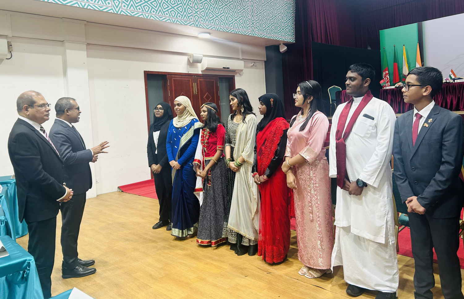 ސަމިޓްގައި ގައުމުތަކުގެ ލީޑަރުން ތަމްސީލްކުރި ދަރިވަރުންނާ މިނިސްޓަރު ވާހަކަ ދައްކަވަނީ.