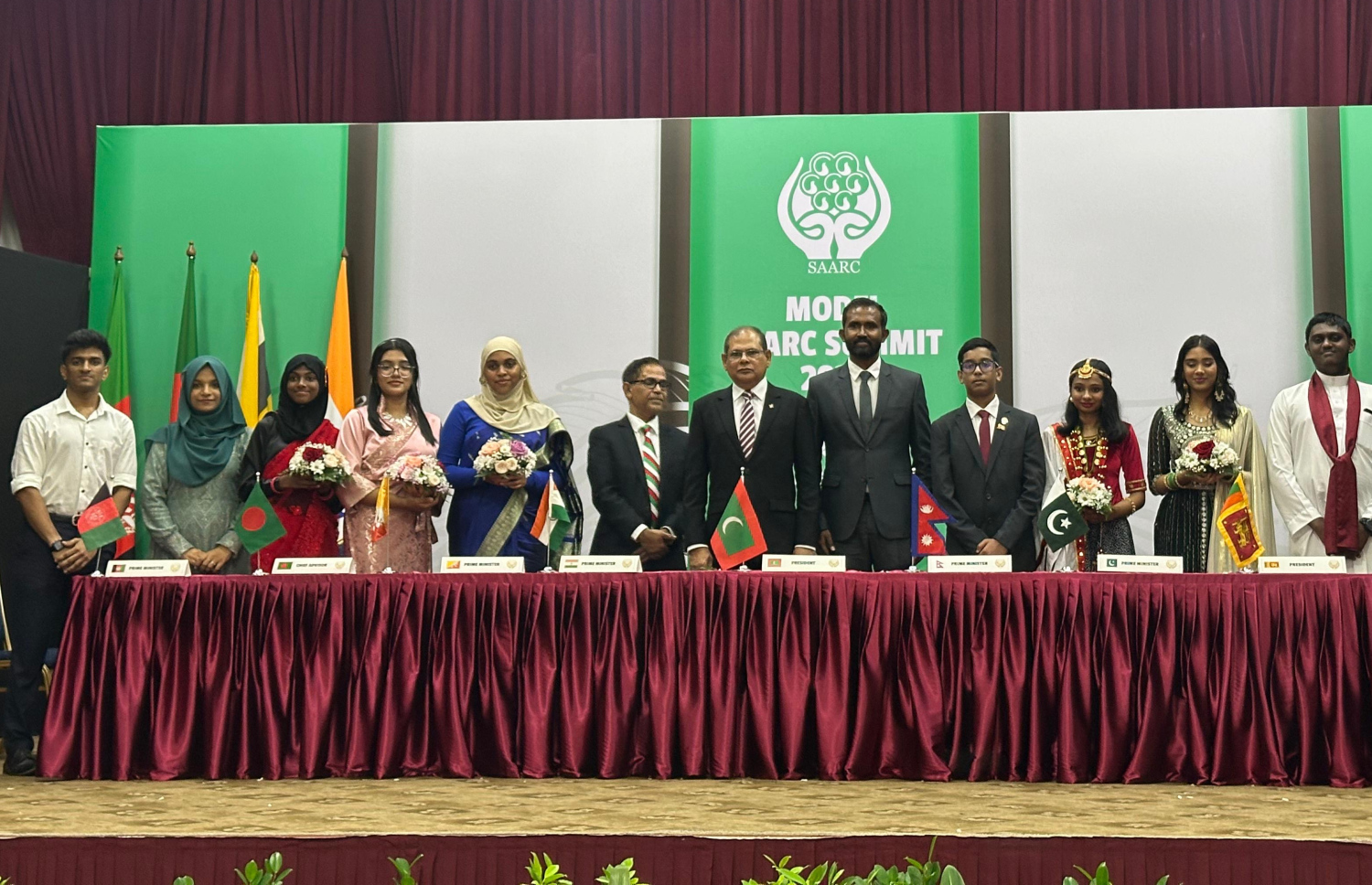 ސަމިޓްގައި އިސްކޮށް އުޅުނު ޓީޗަރުން، ދަރިވަރުންނާ އެކު.