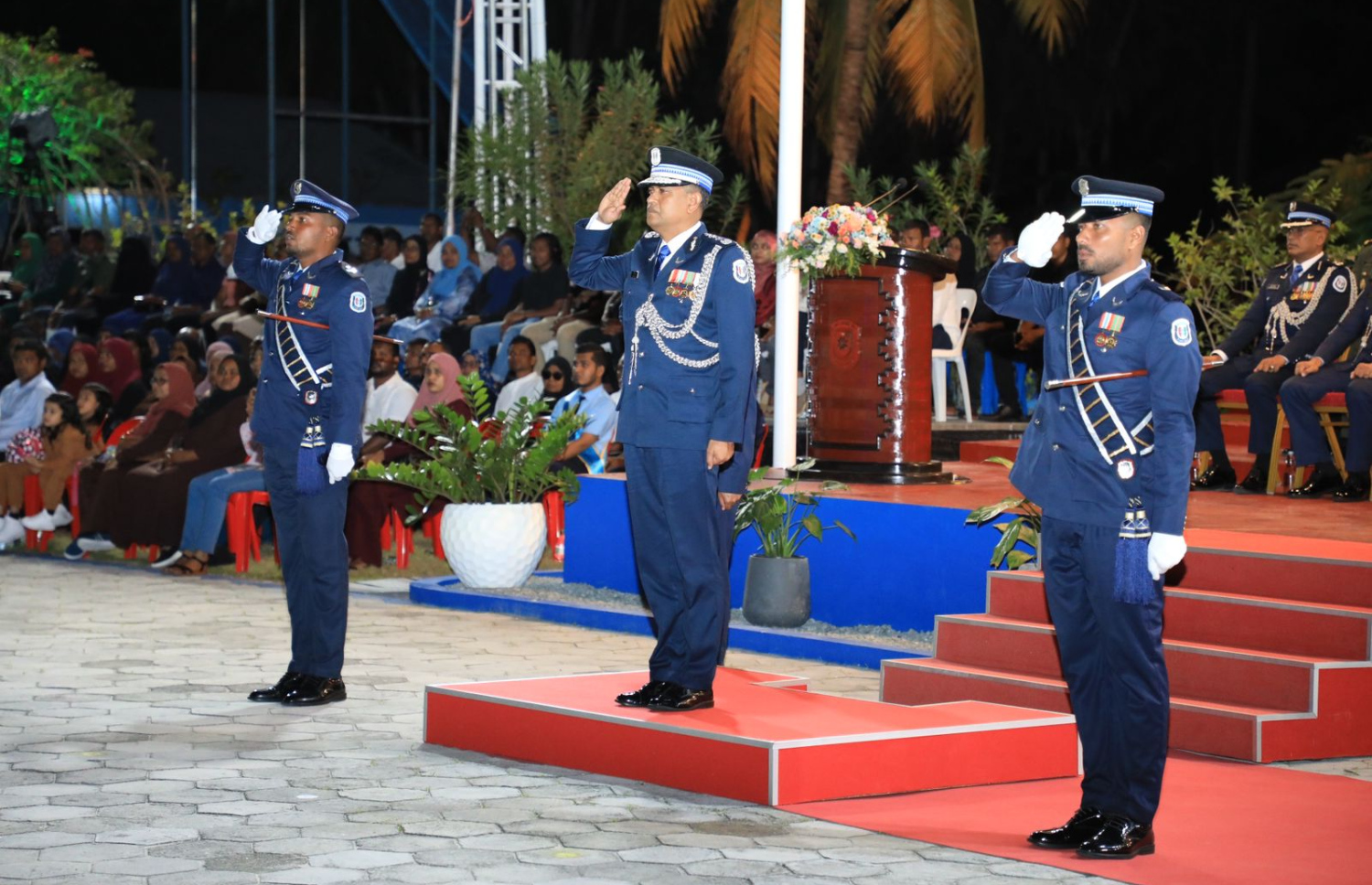 ފުލުހުންގެ 38 ވަނަ އިނީޝަލް ޓްރެއިނިން ކޯހުގެ ދަސްވެނިވުމުގެ ރަސްމިއްޔާތުގައި ކޮމިޝަނާ އޮފް ޕޮލިސް އަލީ ޝުޖާއު ބައިވެރިވެވަޑައިގަންނަވަނީ. -- ފޮޓޯ | ޕޮލިސް