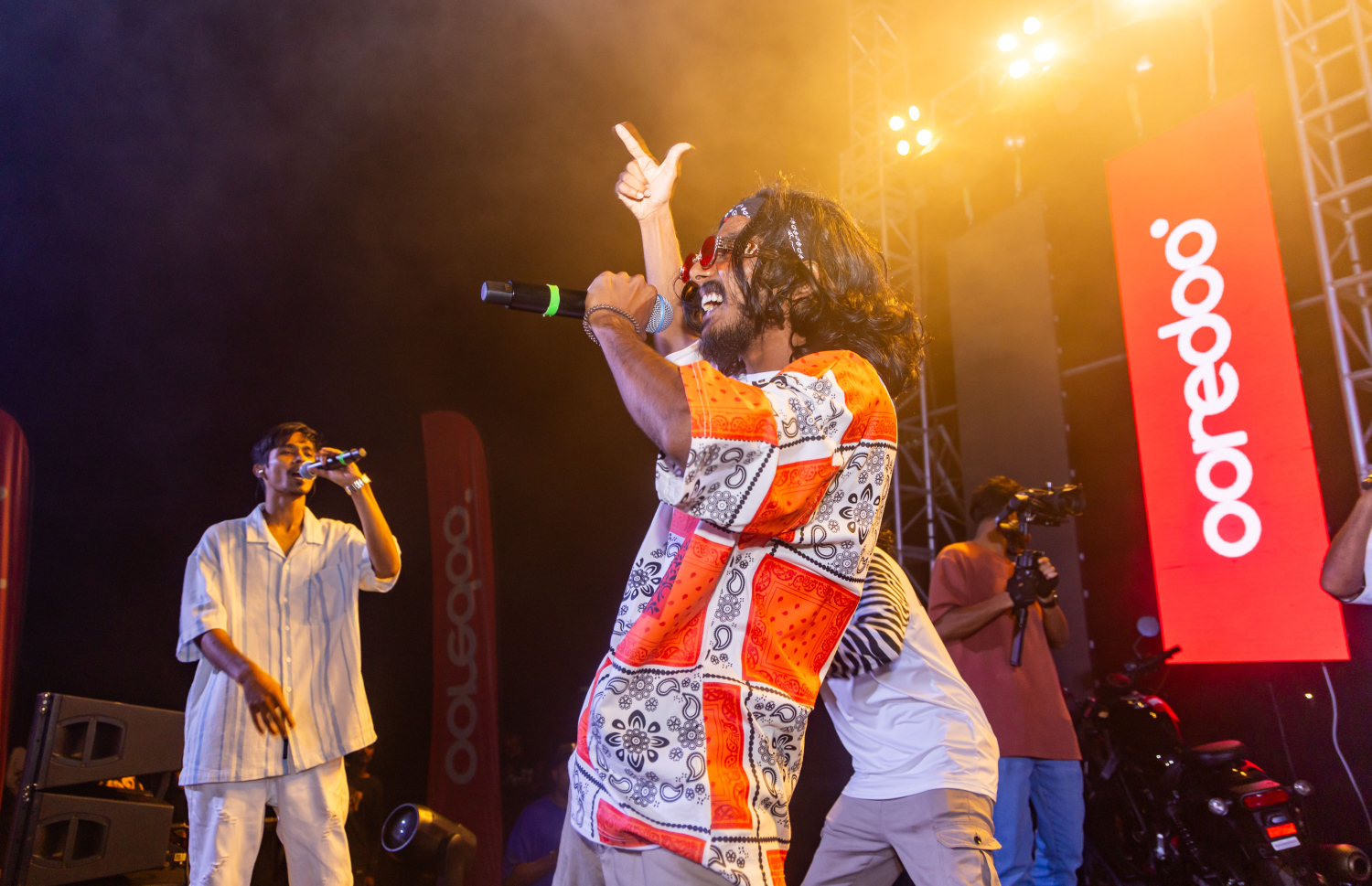 ސައިކަލު ދިނުމަށް ބޭއްވި ހަރަކާތުގައި އާޓިސްޓަކު ޕާފޯމް ކުރަނީ.