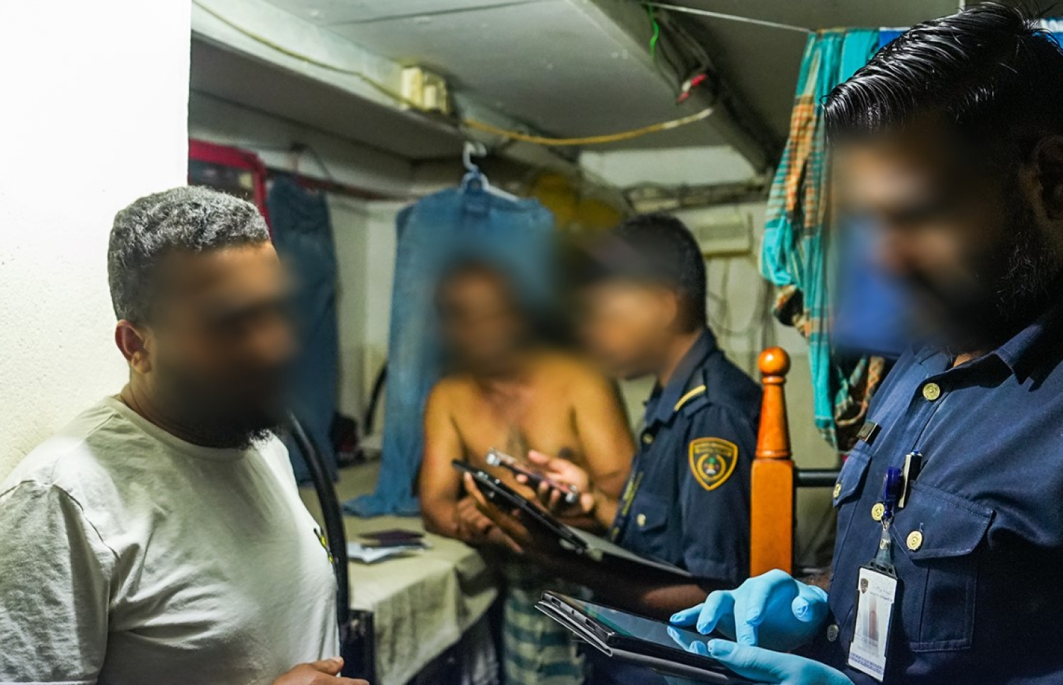 ގަވާއިދާ ހިލާފަށް އުޅެމުންދާ ބިދޭސީން ހޯދުމަށް އިމިގްރޭޝަނުން މީހުން ފާސްކުރަނީ. --ފޮޓޯ: އިމިގްރޭޝަން