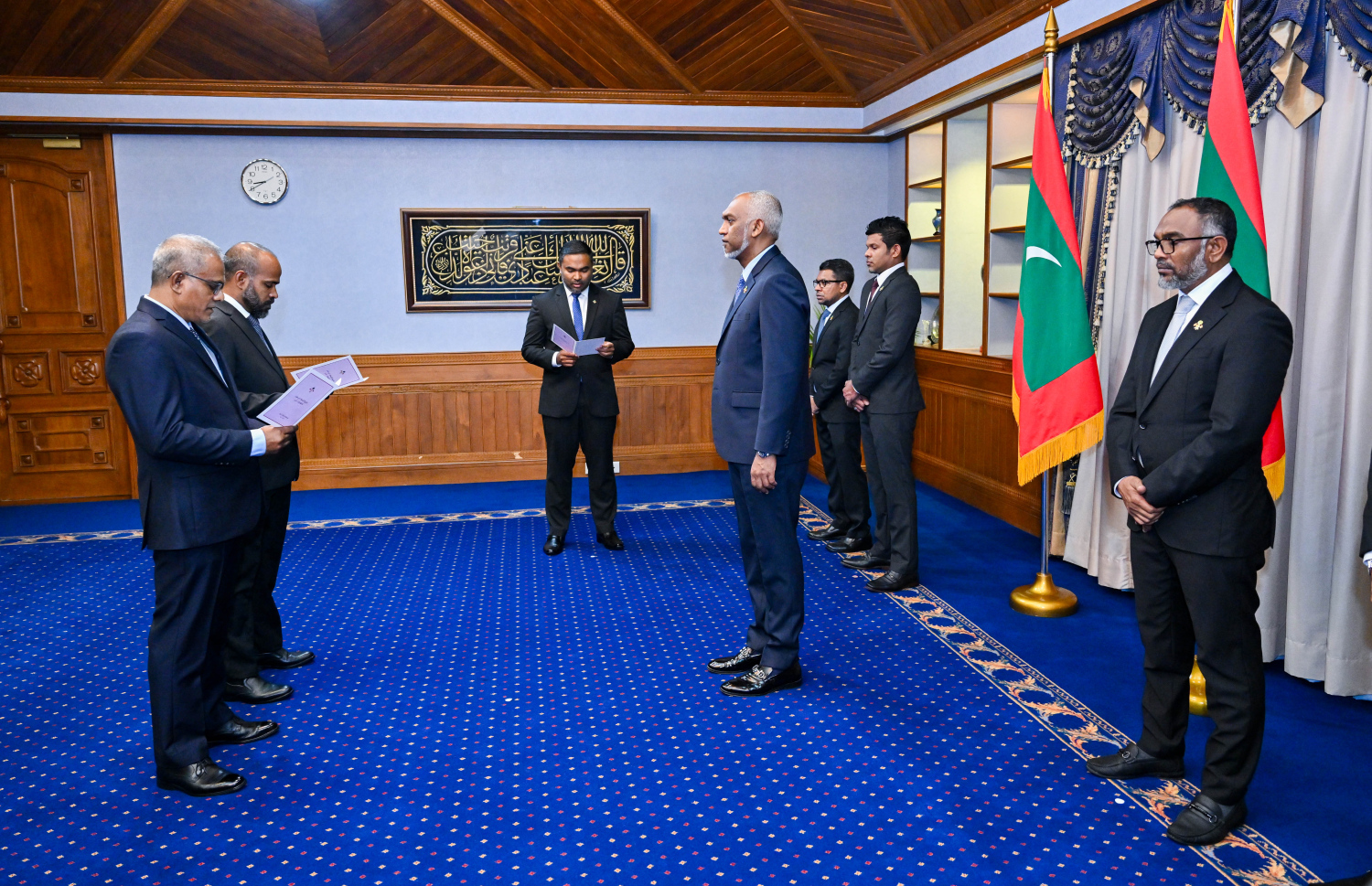 އޭސީސީ އަށް އަލަށް އައްޔަން ކުރެއްވި ދެ ބޭފުޅުން ރައީސް މުއިއްޒުގެ ކުރިފުޅުމަތީގައި މިއަދު މަގާމުގެ ހުވާކުރައްވަނީ.---ފޮޓޯ: ރައީސް އޮފީސް