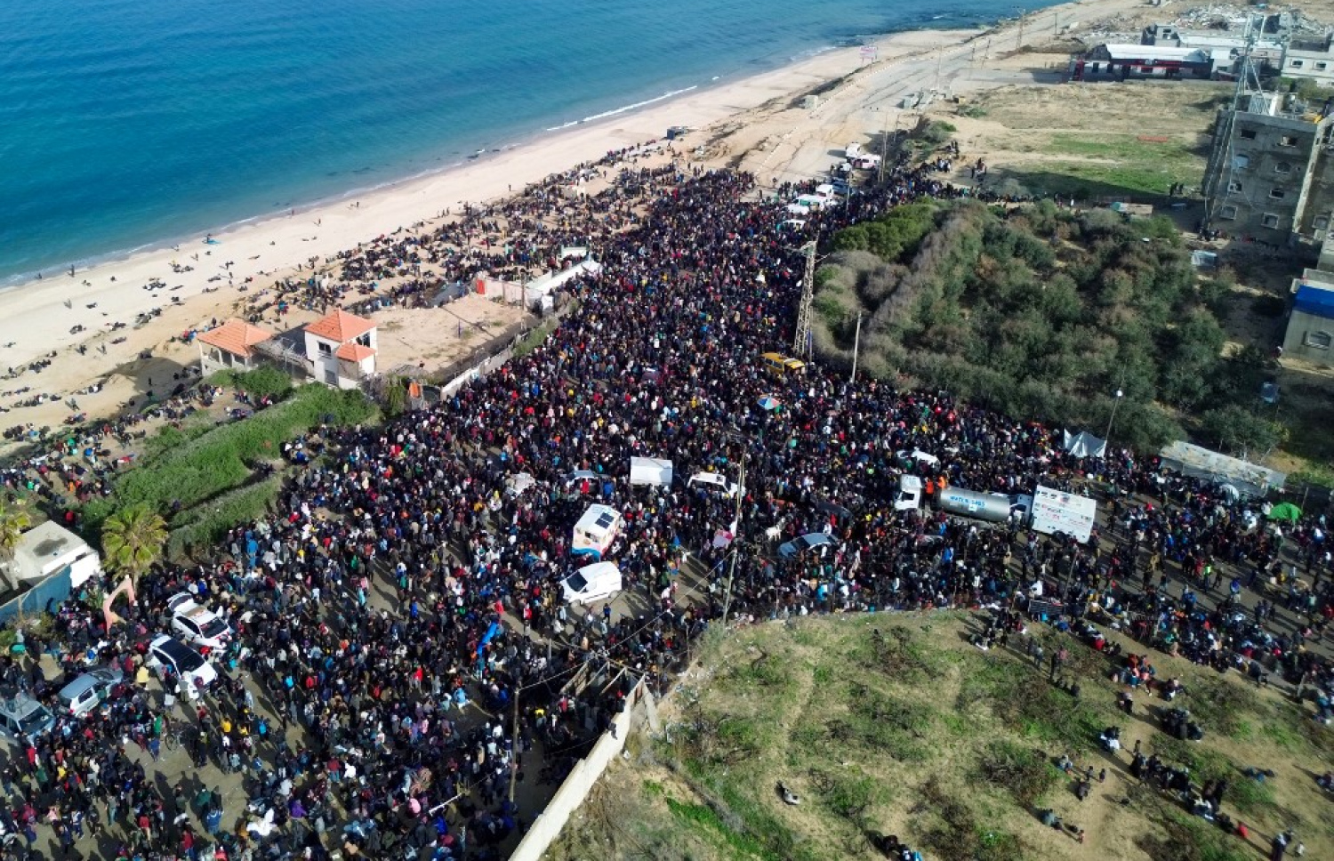 ފަލަސްތީނުގެ ޣައްޒާގެ އުތުރު ސަރަހައްދަށް އާންމުން އެނބުރި ދިއުމުގެ ހުއްދަ ދިނުމުން އެ ސަރަހައްދަށް ވަންދަން ގިނަ ބަޔަކު ދަނީ.-- ފޮޓޯ: އޭއެފްޕީ