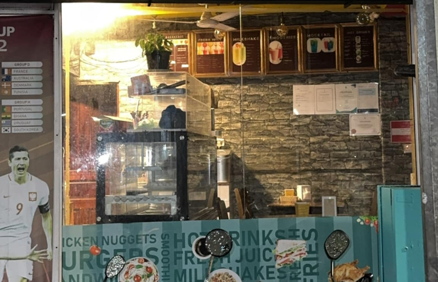 ސްޓާ ލައިޓް ކެފޭގެ ބޭރު.-- ފޮޓޯ: ނާހިލް