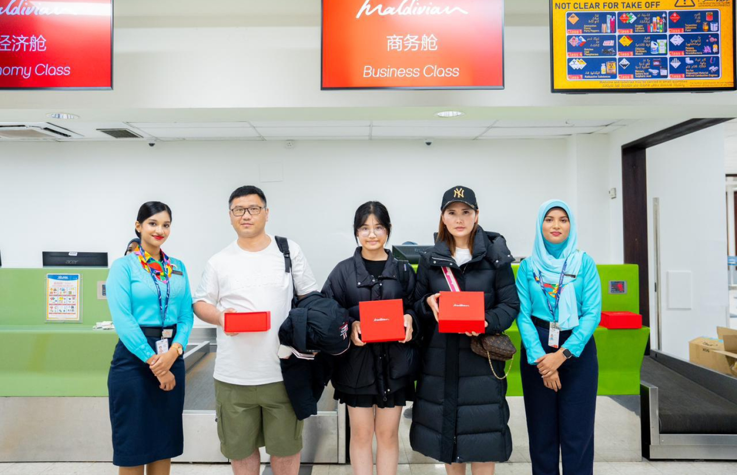 މޯލްޑިވިއަންގެ އެއާލައިނުން ދަތުރުކުރި ބައެއް ފަސިންޖަރުން.