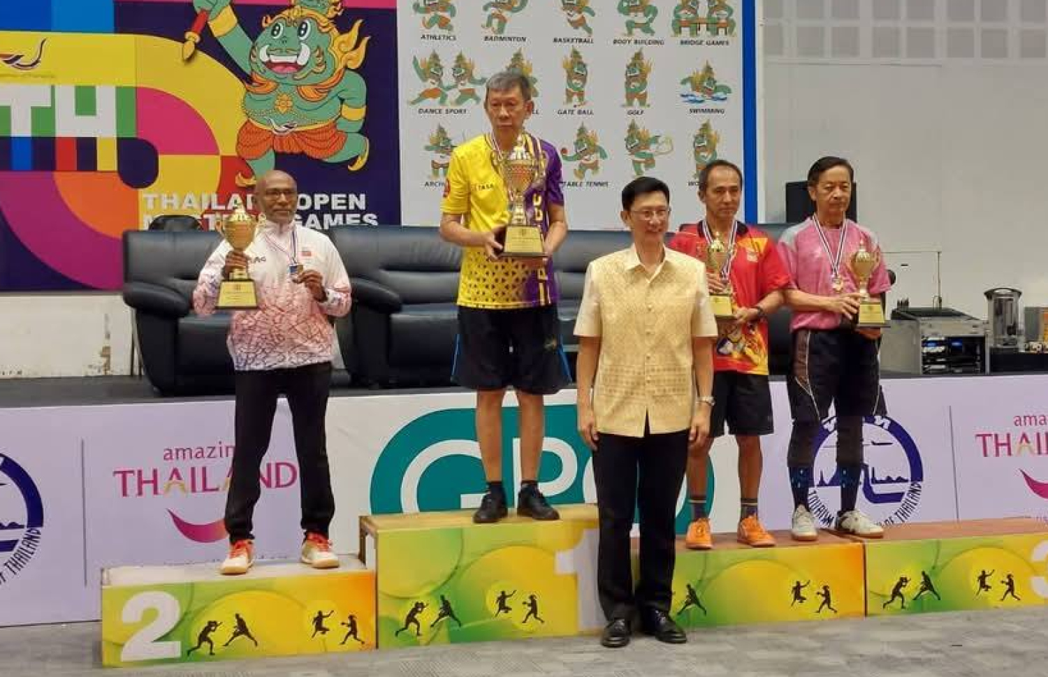 ލަތީފް (ވ) މުބާރާތުގެ މެޑަލް ސެރަމަނީގައި.