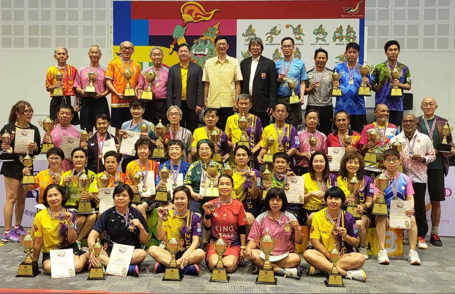 ލަތީފް (ކ) މުބާރާތުން މެޑަލް ހޯދި ކުޅުންތެރިންނާ އެކު ގްރޫޕް ފޮޓޯއެއްގައި.