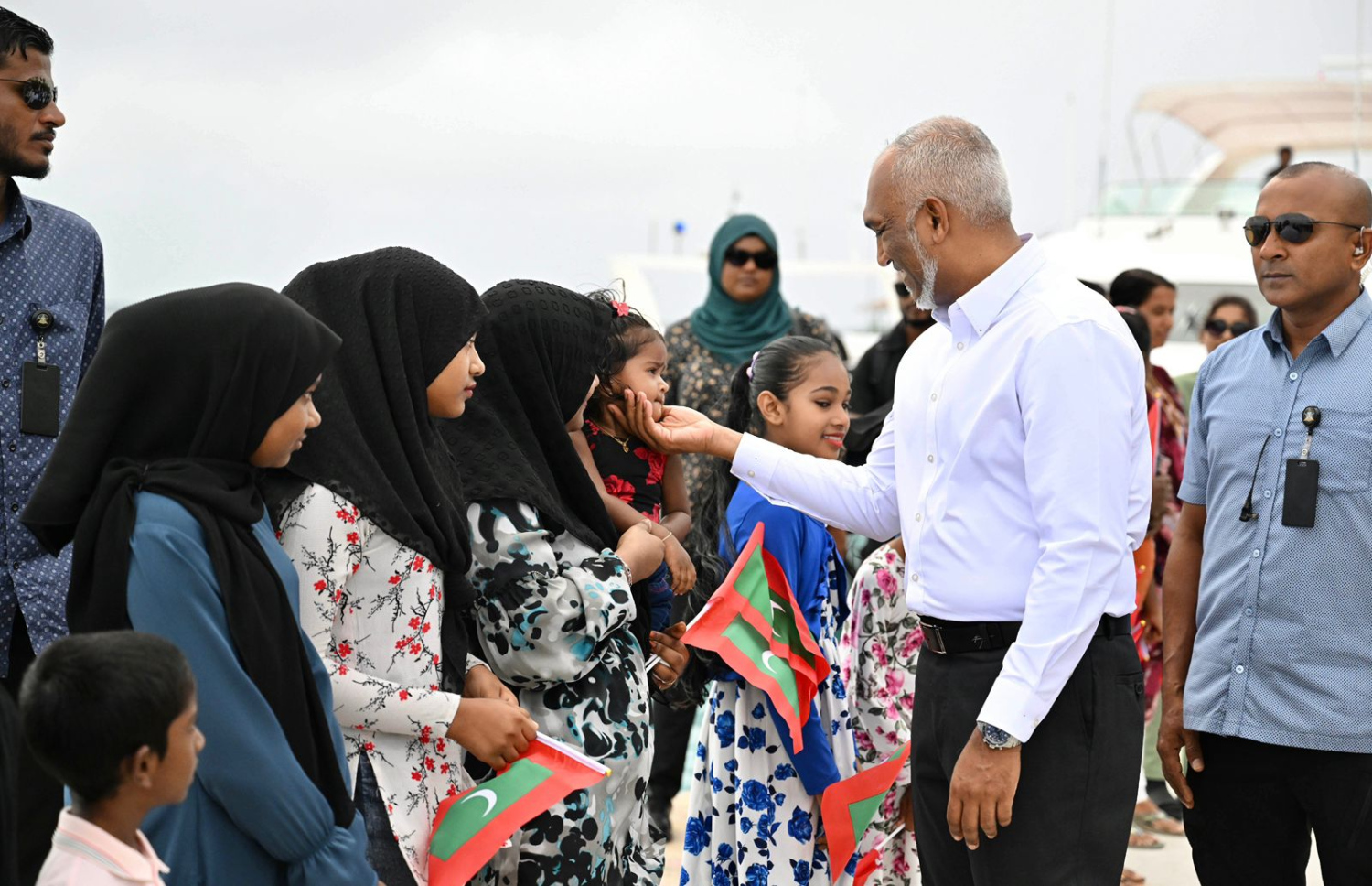 ހއ. އަތޮޅުގެ ރަށްތަކަށް ކުރައްވާ ރަސްމީ ދަތުރުފުޅެއްގައި ރައީސް ޑރ. މުހައްމަދު މުއިއްޒު މުރައިދުއަށް ވަޑައިގެން އެ ރަށު ރައްޔިތުންނާ ސަލާމް ކުރައްވަނީ.-- ފޮޓޯ: ރައީސް އޮފީސް