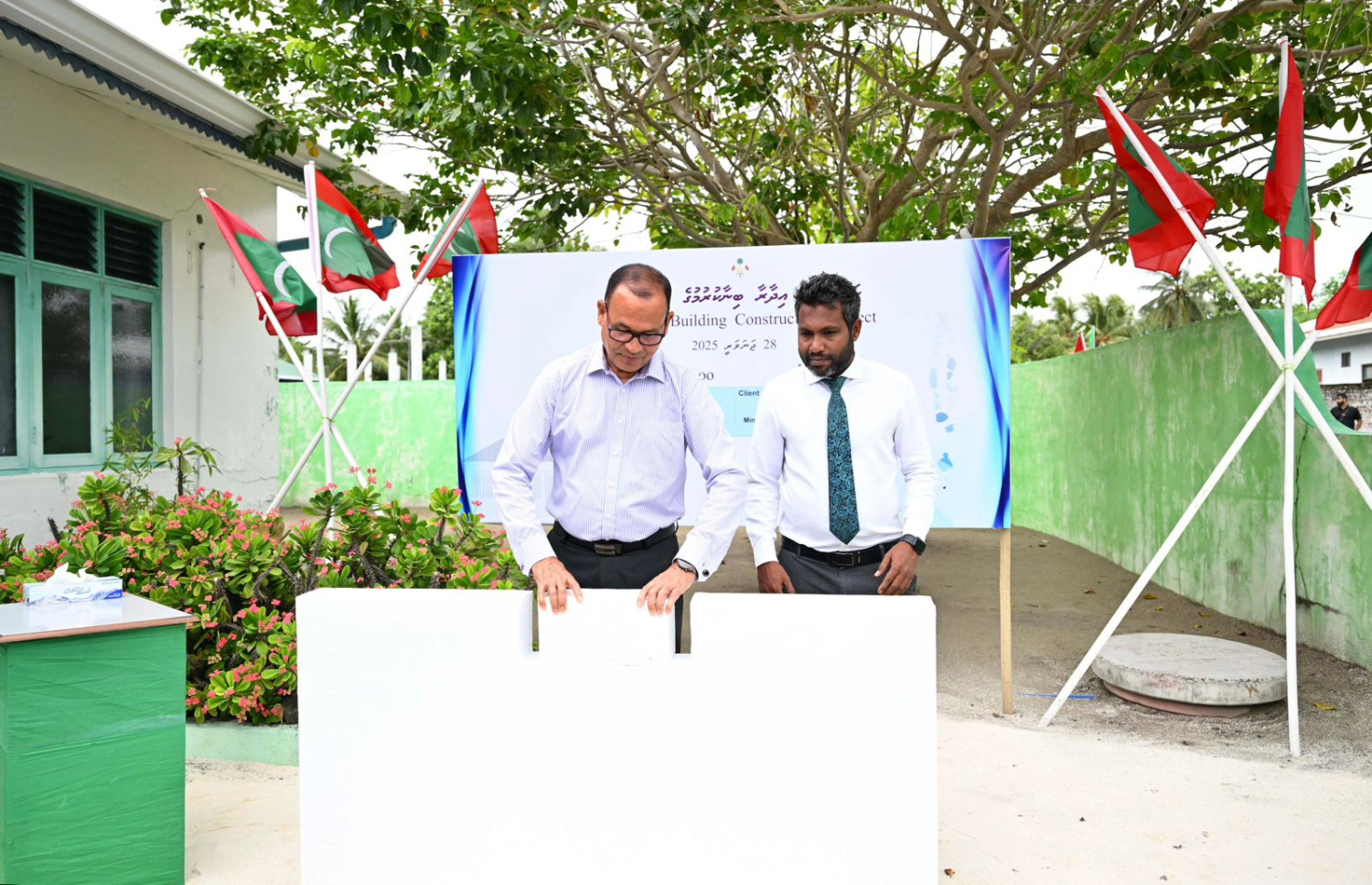 ލޯކަލް ގަވަމެންޓް މިނިސްޓަރު އާދަމް ޝަރީފް މުރައިދޫ ކައުންސިލް އިދާރާގެ ބިންގާ އަޅުއްވައިދެއްވަނީ.-- ފޮޓޯ: ރައީސް އޮފީސް