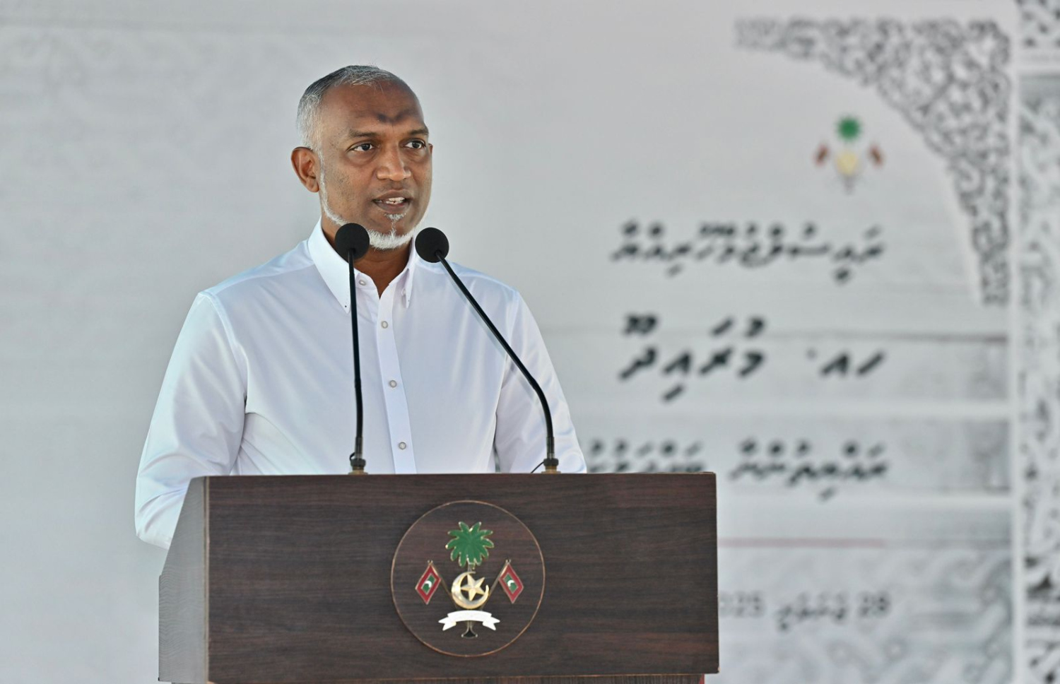 ހއ. މުރައިދޫގައި މިއަދު ބޭއްވި ޖަލްސާގައި ރައީސް ޑރ. މުހައްމަދު މުއިއްޒު އެ ރަށު ރައްޔިތުންނާ ބައްދަލުކުރައްވައި ވާހަކަފުޅު ދައްކަވަނީ-- ފޮޓޯ: ރައީސް އޮފީސް