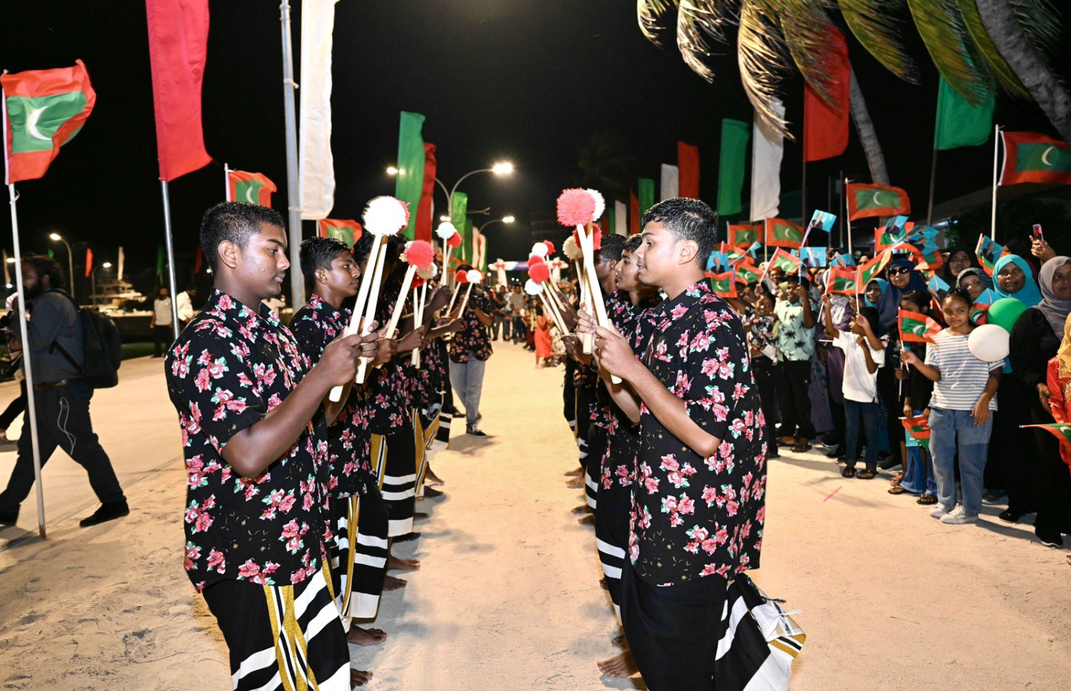 ހއ. އަތޮޅުގެ ރަށްތަކަށް ކުރައްވާ ރަސްމީ ދަތުރުފުޅުގައި ރައީސް ޑރ. މުހައްމަދު މުއިއްޒު ދިއްދުއަށް ވަޑައިގަތުމުން އެ ރަށުން މަރުހަބާ ކިޔުމަށް ސަގާފީ ނެށުމެއް ހުށަހަޅައިދެނީ. -- ފޮޓޯ: ރައީސް އޮފީސް