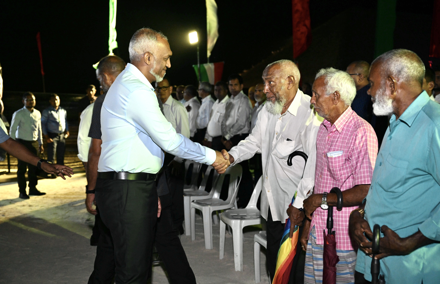 ރައީސް ޑރ. މުހައްމަދު މުއިއްޒު މިރޭ ދިއްދޫގައި ބޭއްވި ޖަލްސާގައި މީހަކާ ސަލާމްކުރައްވަނީ. -- ފޮޓޯ: ރައީސް އޮފީސް