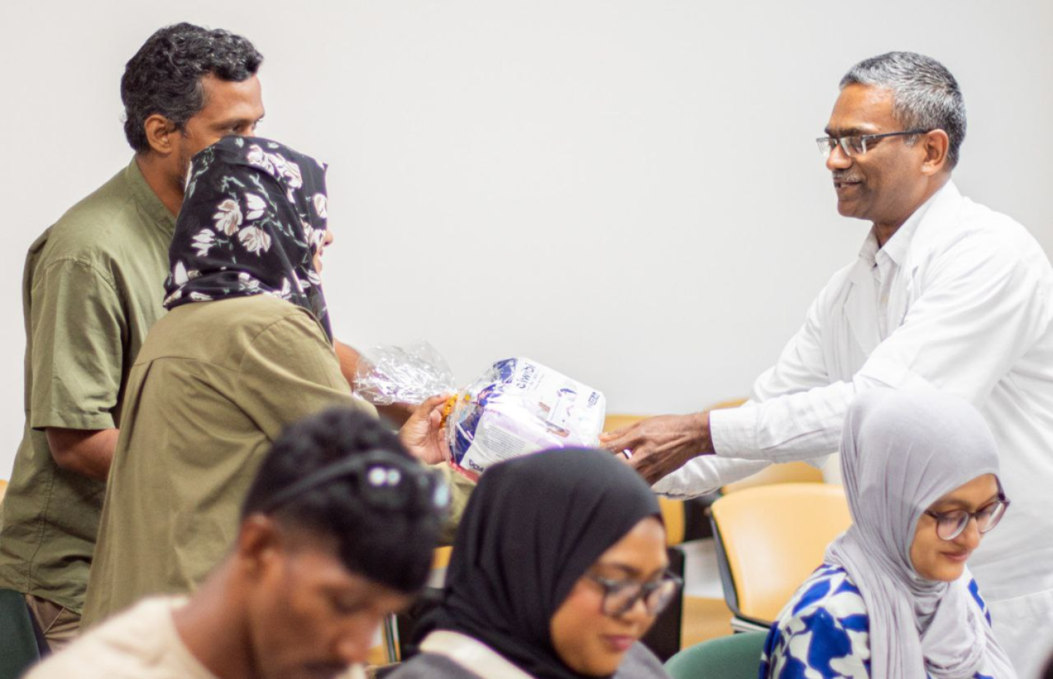 ޓްރީ ޓޮޕް ހޮސްޕިޓަލުގެ ނާޗާ ޕްރޮގުރާމުގެ ބައިވެރިންނަށް ހާއްސަ ގިފްޓު ޕެކެއް ދެނީ.