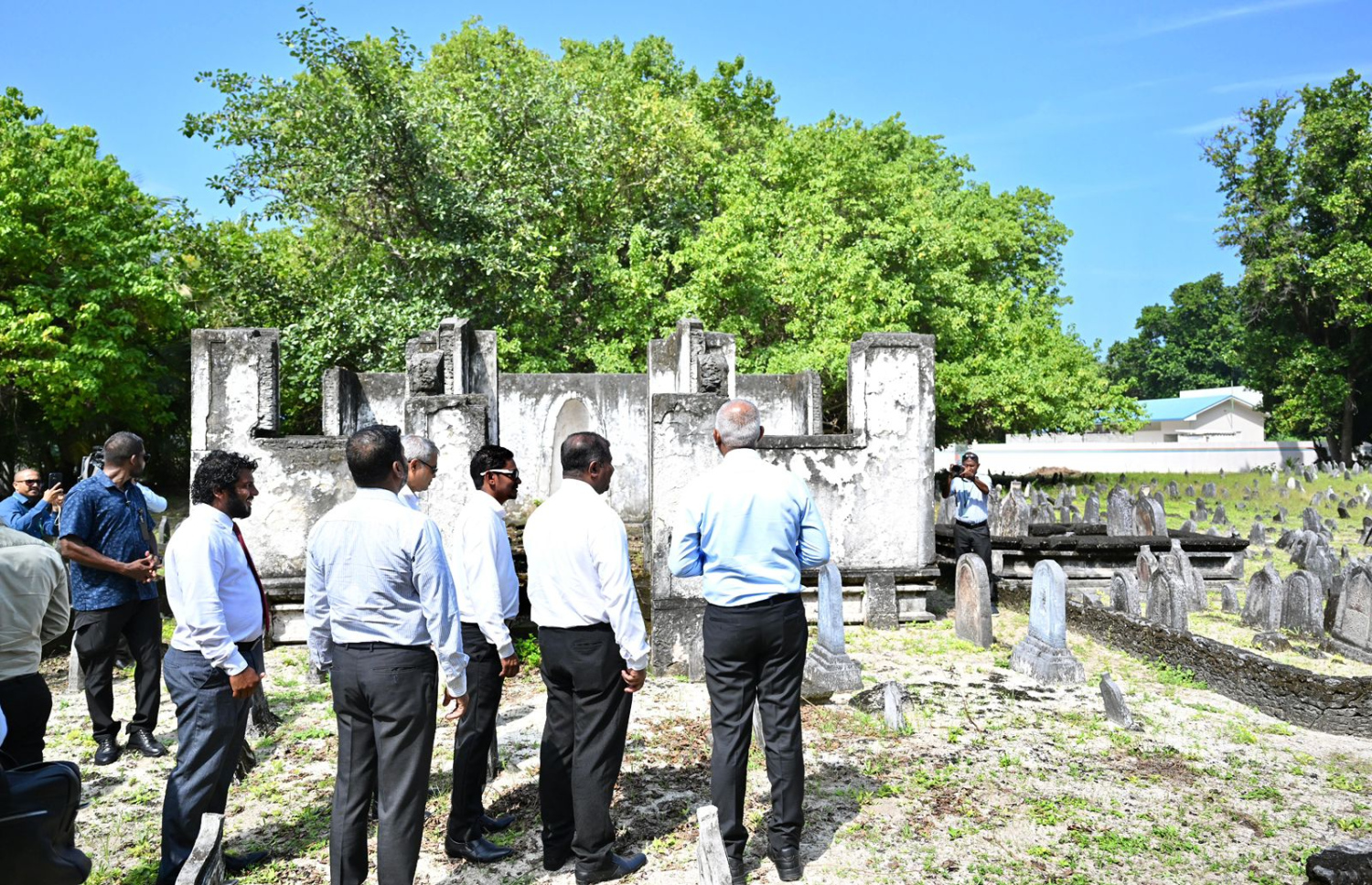 ހއ. އަށް ކުރައްވާ ދަތުރުފުޅުގައި ރައީސް ޑރ. މުހައްމަދު މުއިއްޒު، ތަކަންދުއަށް ވަޑައިގެން އެ ރަށުގެ އާސާރީ ތަންތަން ބައްލަވައިލައްވަނީ -- ފޮޓޯ: ރައީސް އޮފީސް