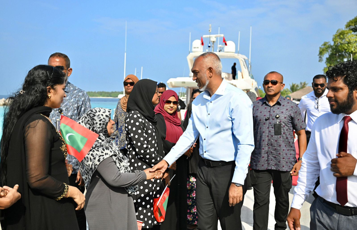 ރައީސް ޑރ. މުހައްމަދު މުއިއްޒު ހއ. އަތޮޅުގެ ރަށްތަކަށް ކުރައްވާ ރަސްމީ ދަތުރުފުޅުގައި އިހަވަންދޫއަށް ވަޑައިގެން-- ފޮޓޯ: ރައީސް އޮފީސް