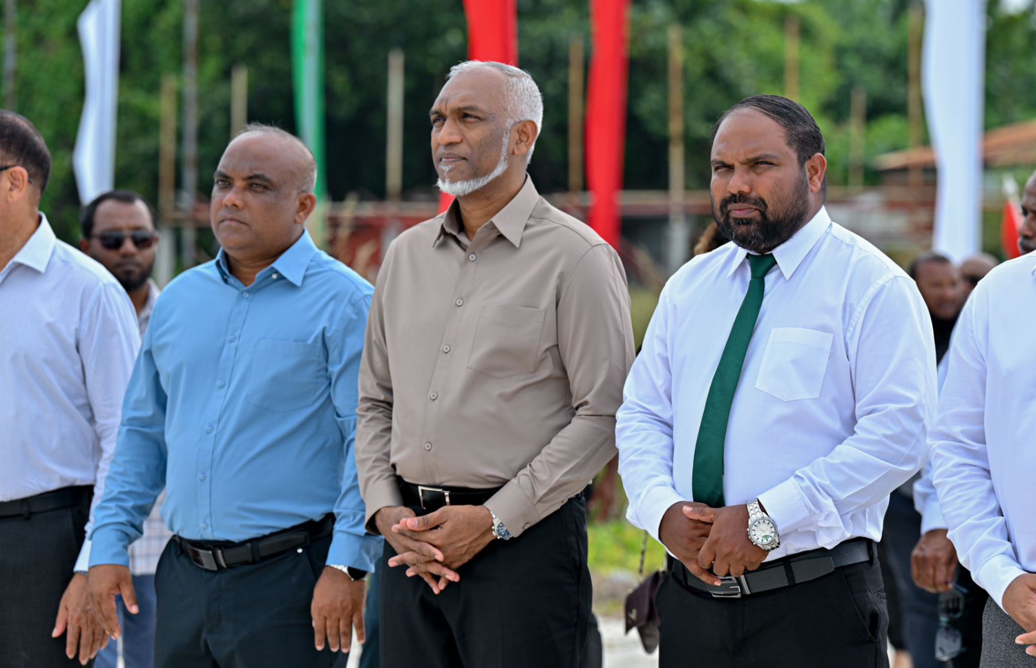 ހއ. އަށް ކުރައްވާ ދަތުރުފުޅުގައި ރައީސް ޑރ. މުހައްމަދު މުއިއްޒު، އިހަވަންދުއަށް ވަޑައިގެން އެ ރަށުގާ ފިޝަރީޒް ކޮމްޕްލެކްސްގެ ބިންގާ އަޅާ ސަރަހައްދުގައި -- ފޮޓޯ: ރައީސް އޮފީސް