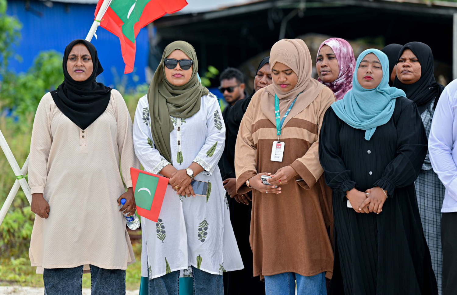 ހއ. އަށް ކުރައްވާ ދަތުރުފުޅުގައި ރައީސް ޑރ. މުހައްމަދު މުއިއްޒު، އިހަވަންދޫއަށް ވަޑައިގެން އެ ރަށުގެ ފިޝަރީޒް ކޮމްޕްލެކްސްގެ ބިންގާ އެޅާ ސަރަހައްދުގައި ރަށު ބަޔަކު ހުއްޓިލައިގެން -- ފޮޓޯ: ރައީސް އޮފީސް