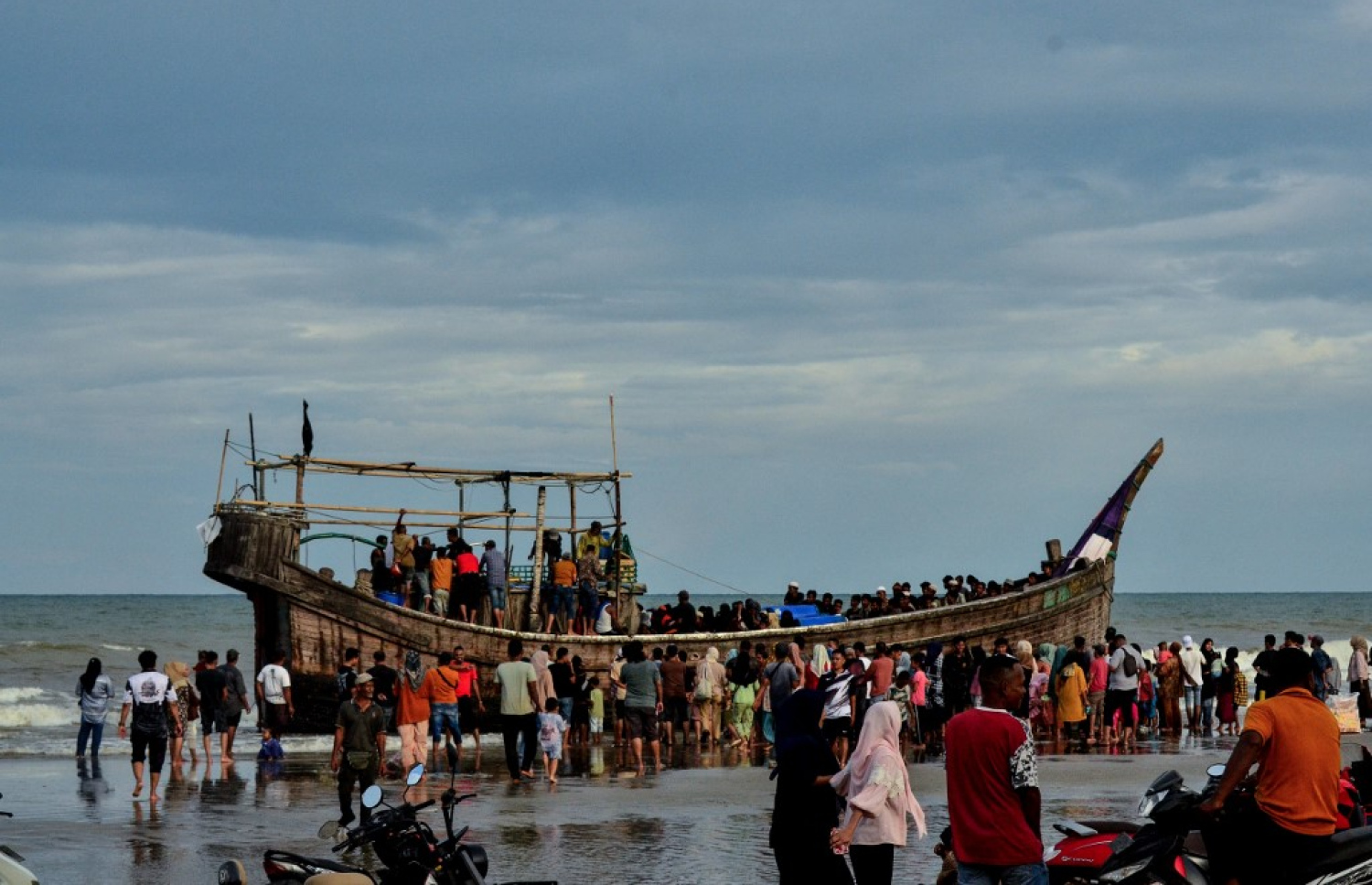 އިންޑޮނީޝިއާއަށް އިއްޔެ ދިޔަ މިއަންމާގެ ރޮހިންޖާއިން ތިބ ބޯޓު ކައިރިއަށް މީހުން ޖަމާވެފައި. -- ފޮޓޯ: އޭއެފްޕީ